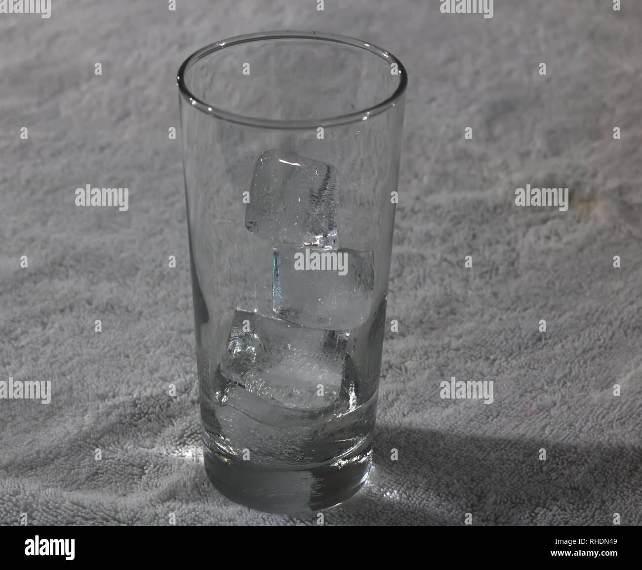 Konzept: Eiswürfel schmelzen in einfachen weißen Handtuch Stockfoto