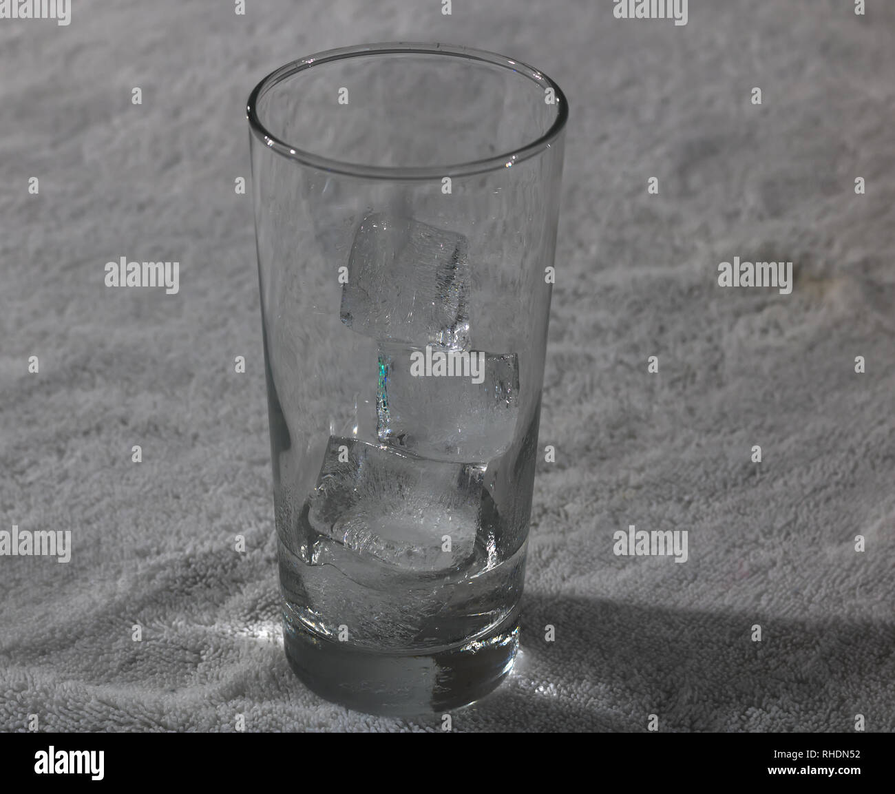 Konzept: Eiswürfel schmelzen in einfachen weißen Handtuch Stockfoto