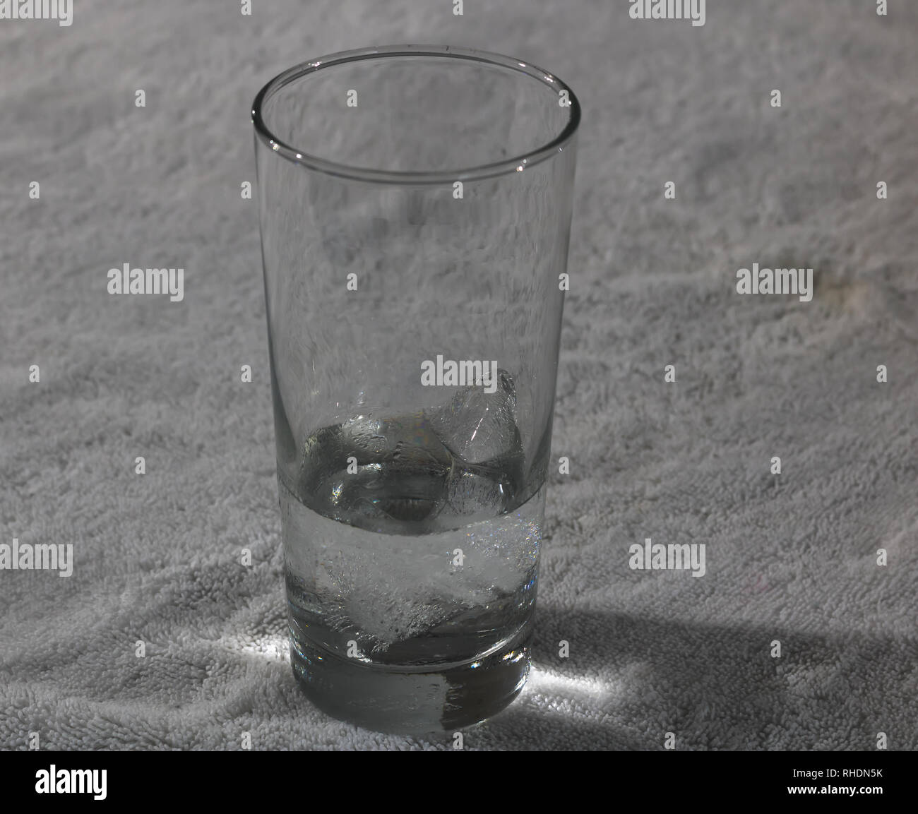 Konzept: Eiswürfel schmelzen in einfachen weißen Handtuch Stockfoto