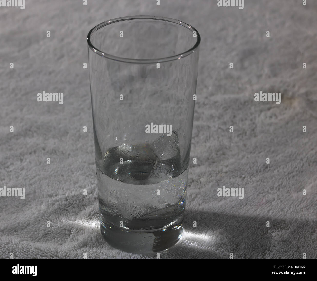 Konzept: Eiswürfel schmelzen in einfachen weißen Handtuch Stockfoto