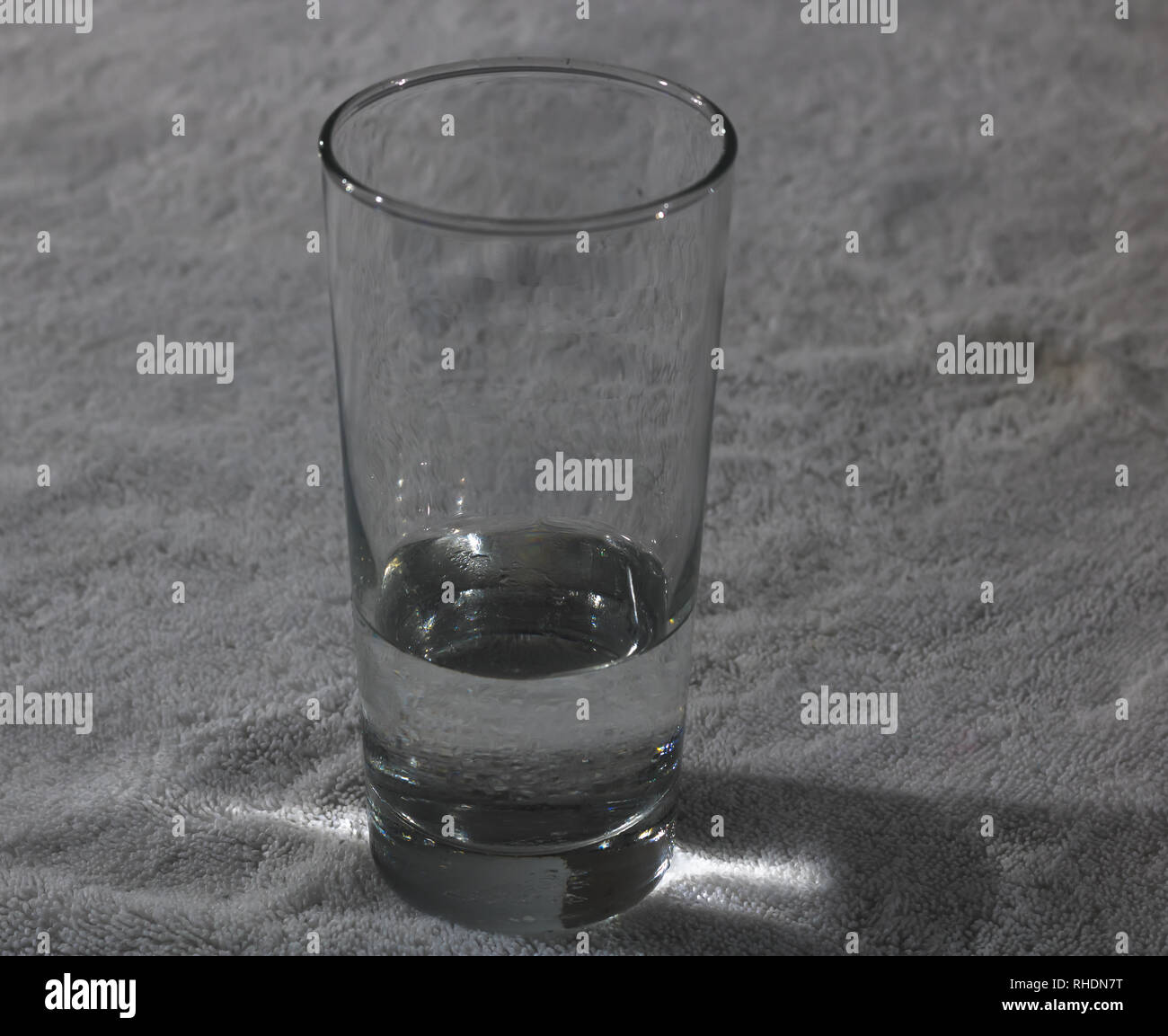 Konzept: Eiswürfel schmelzen in einfachen weißen Handtuch Stockfoto