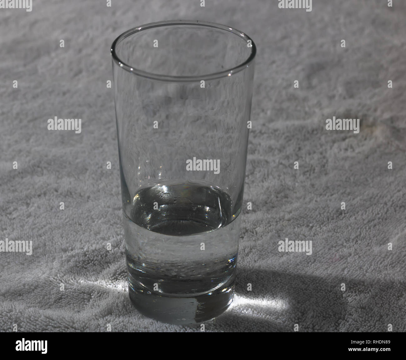 Konzept: Eiswürfel schmelzen in einfachen weißen Handtuch Stockfoto