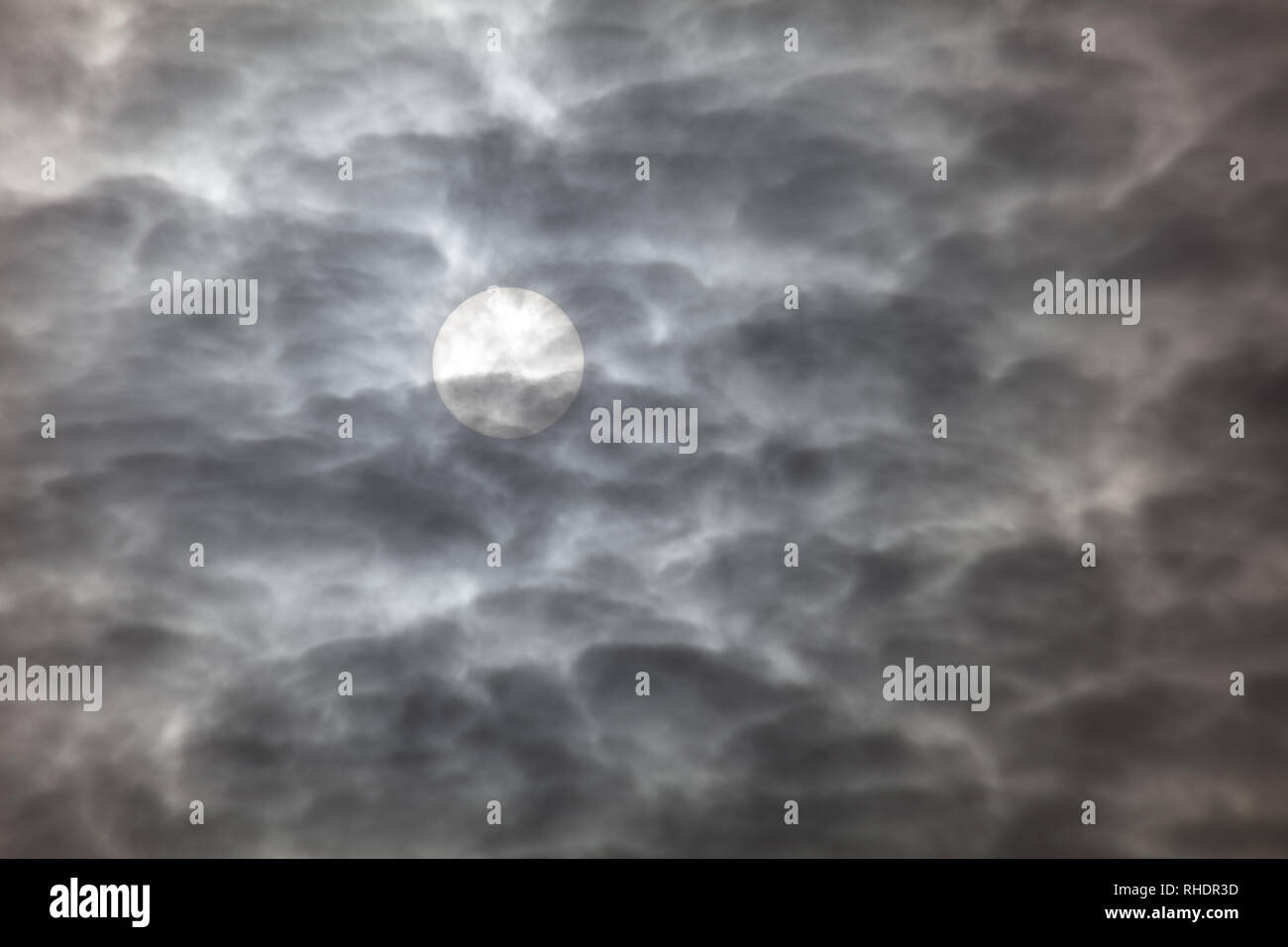 Sonne hinter Wolken Himmel Natur Hintergrund in Vancouver BC Kanada Stockfoto