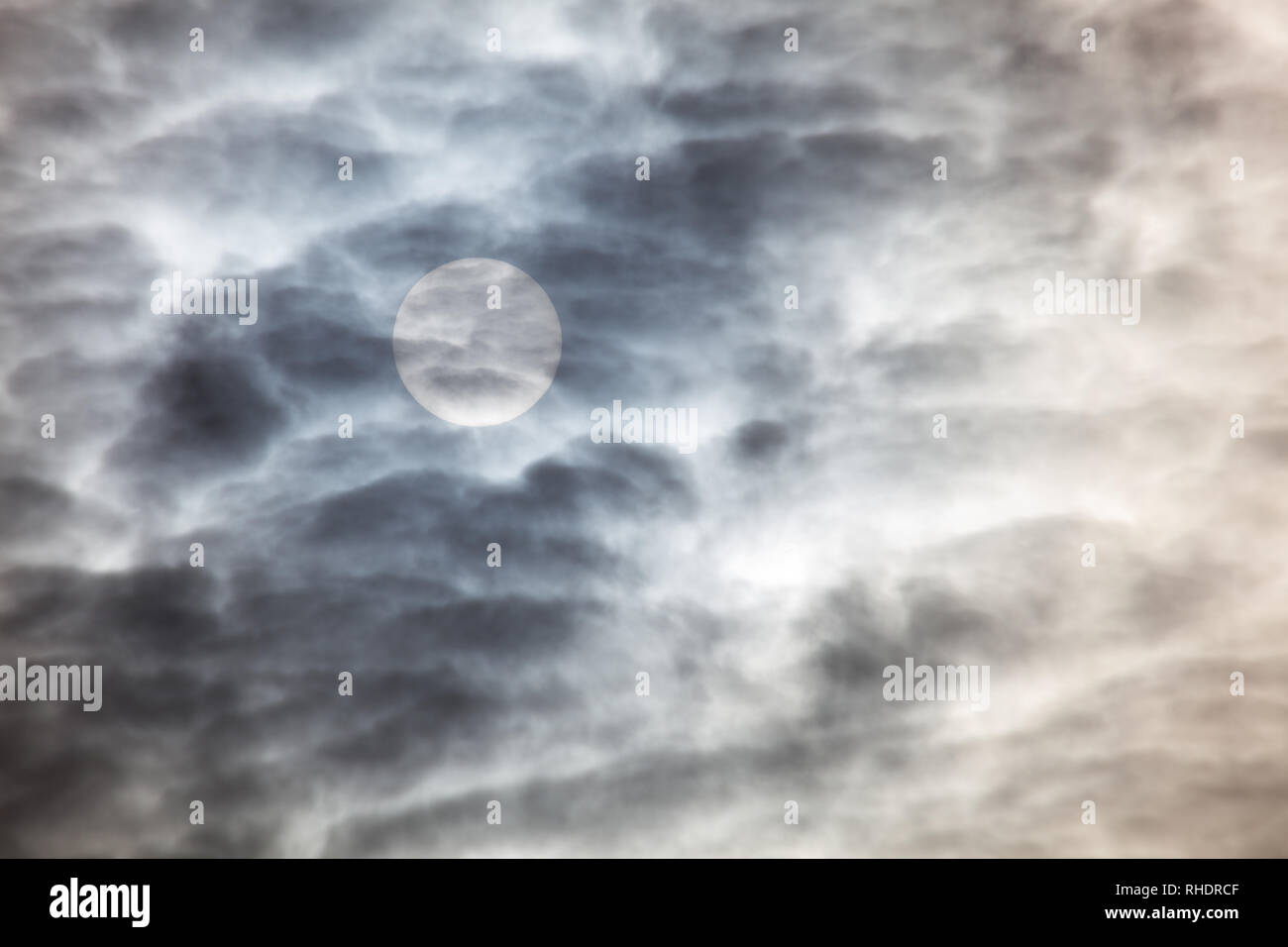 Sonne hinter Wolken Himmel Natur Hintergrund in Vancouver BC Kanada Stockfoto