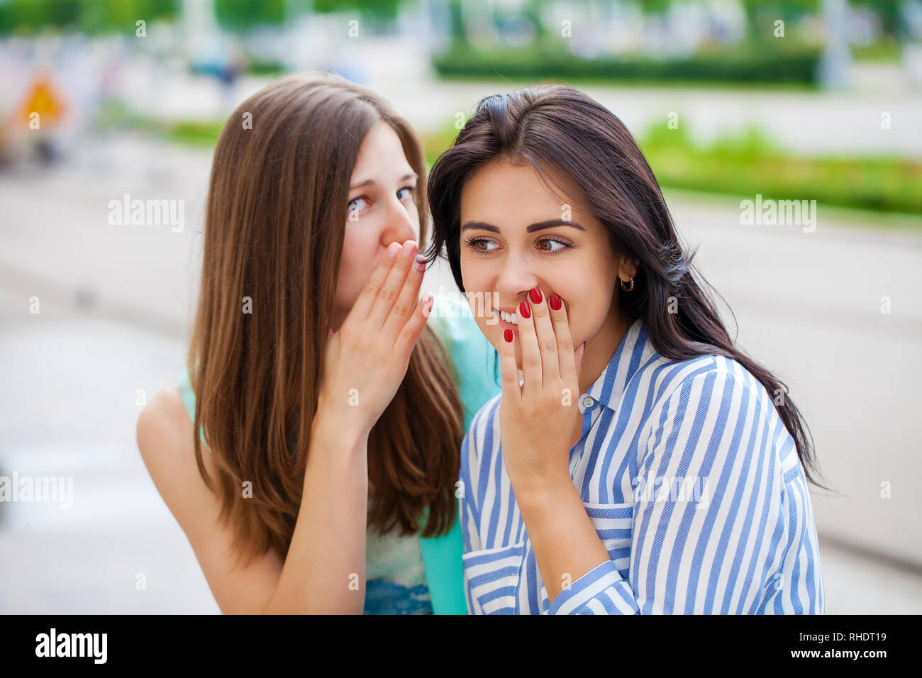 Zwei junge Frauen miteinander zu reden. Freundinnen in einem Chat. Stockfoto