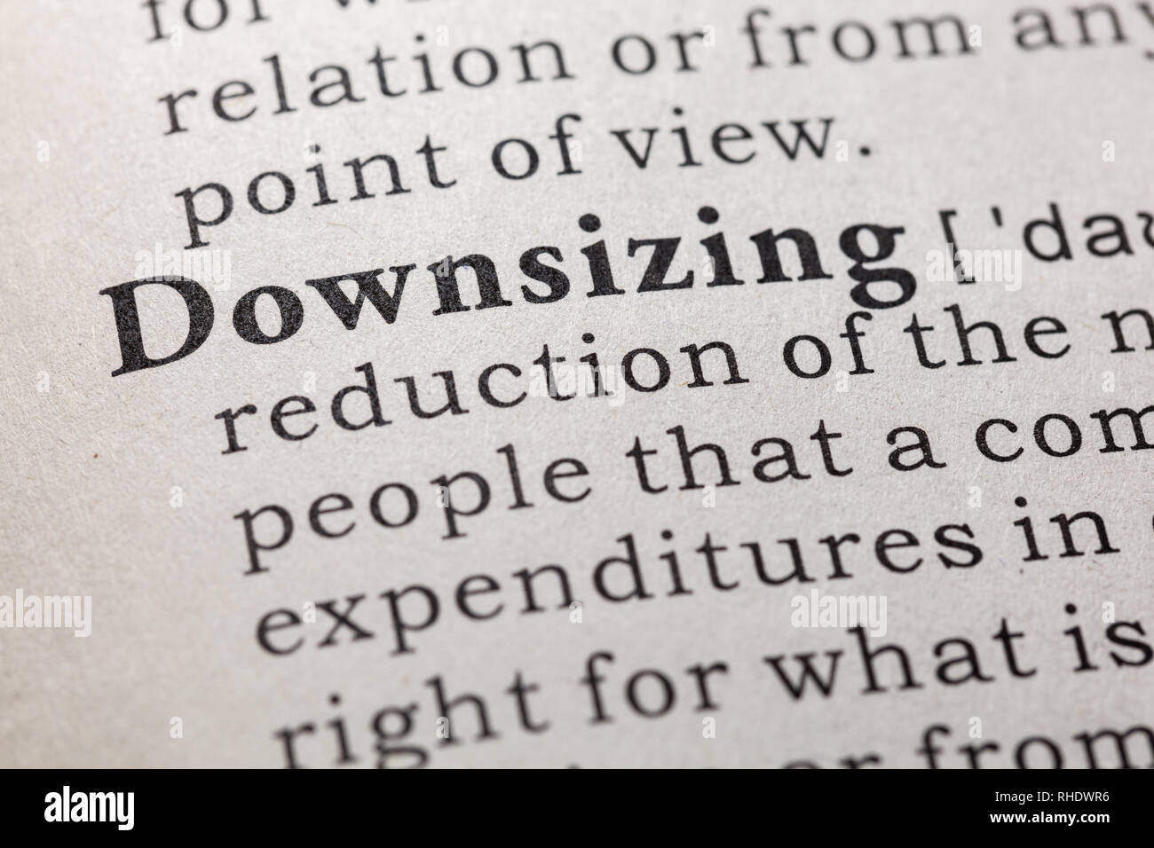 Fake Wörterbuch, Wörterbuch Definition des Wortes Downsizing. Einschließlich der wichtigsten beschreibende Wörter. Stockfoto