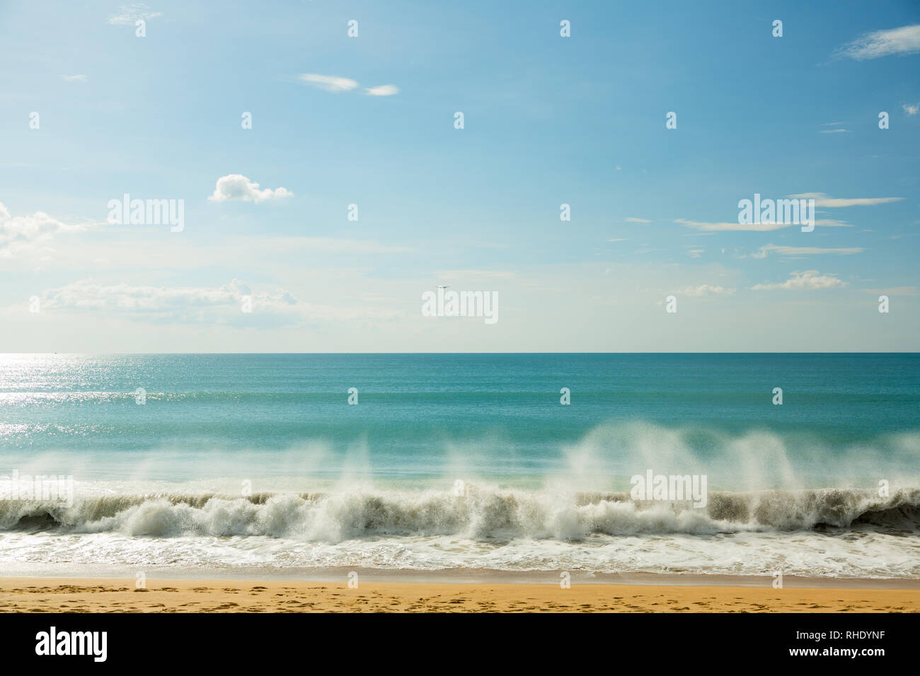 Flugzeug über dem Meer. Stockfoto