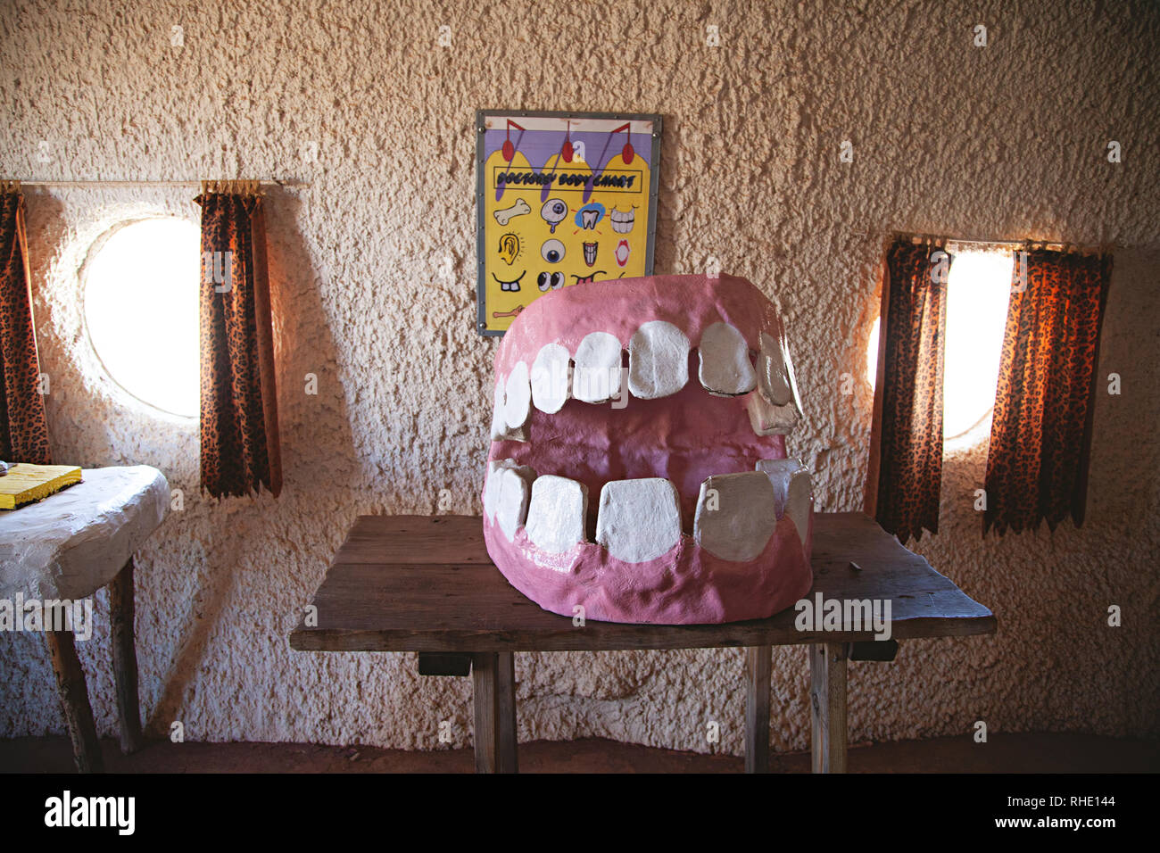 Grundgestein Stadt in Arizona. Retro Flinstones themed Park auf der Landstraße 101 zwischen Williams und dem Grand Canyon entfernt. Geschlossen im Januar 2019. Stockfoto