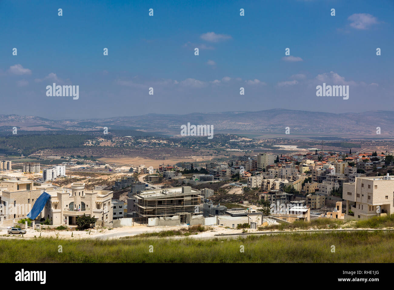Nazareth, Israel, Blick von einem Hügel zu einem Wohngebiet, im Hintergrund die Hügel von North District Stockfoto