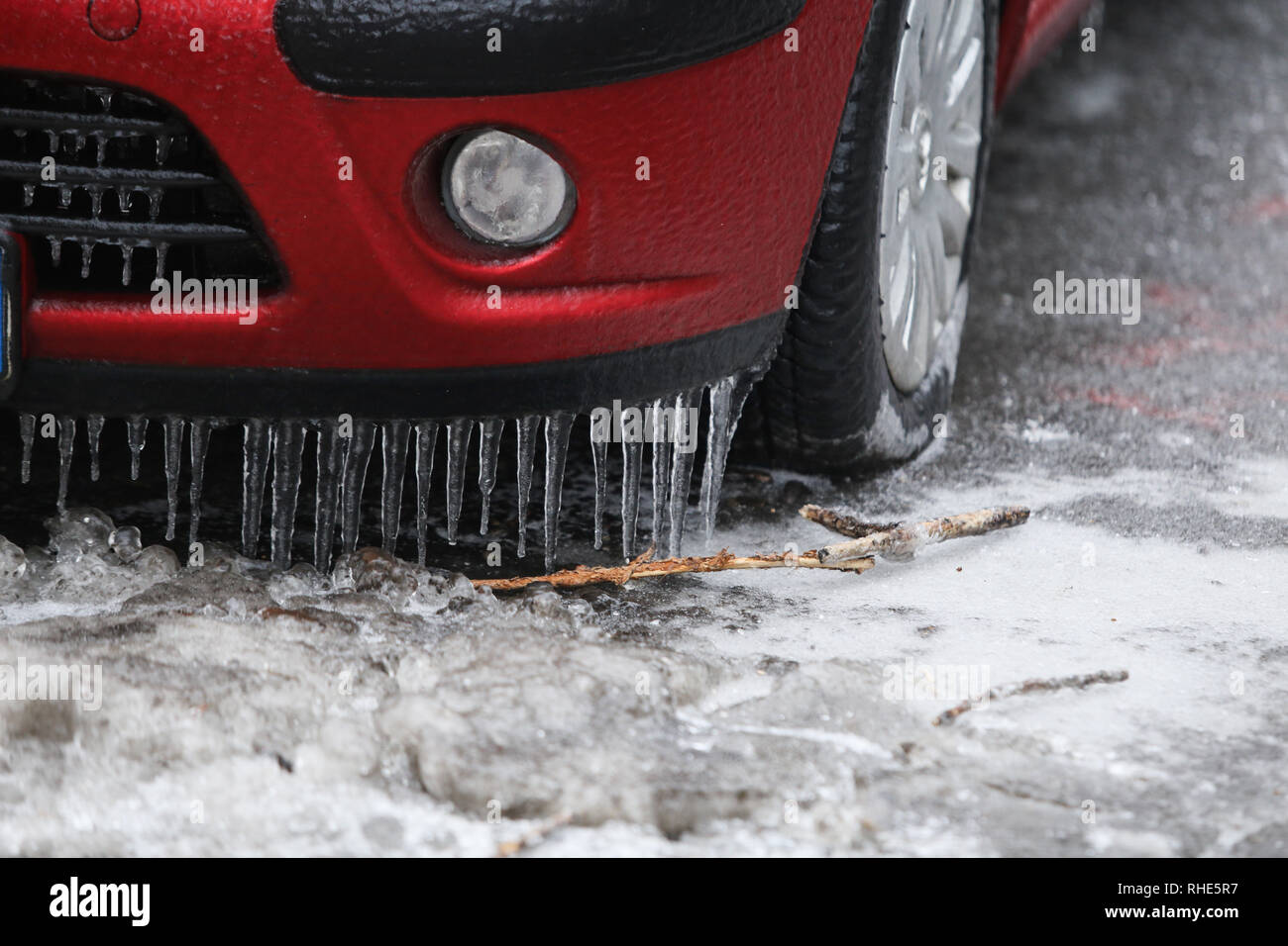 Car covered in ice after a freezing rain phenomenon Stockfoto