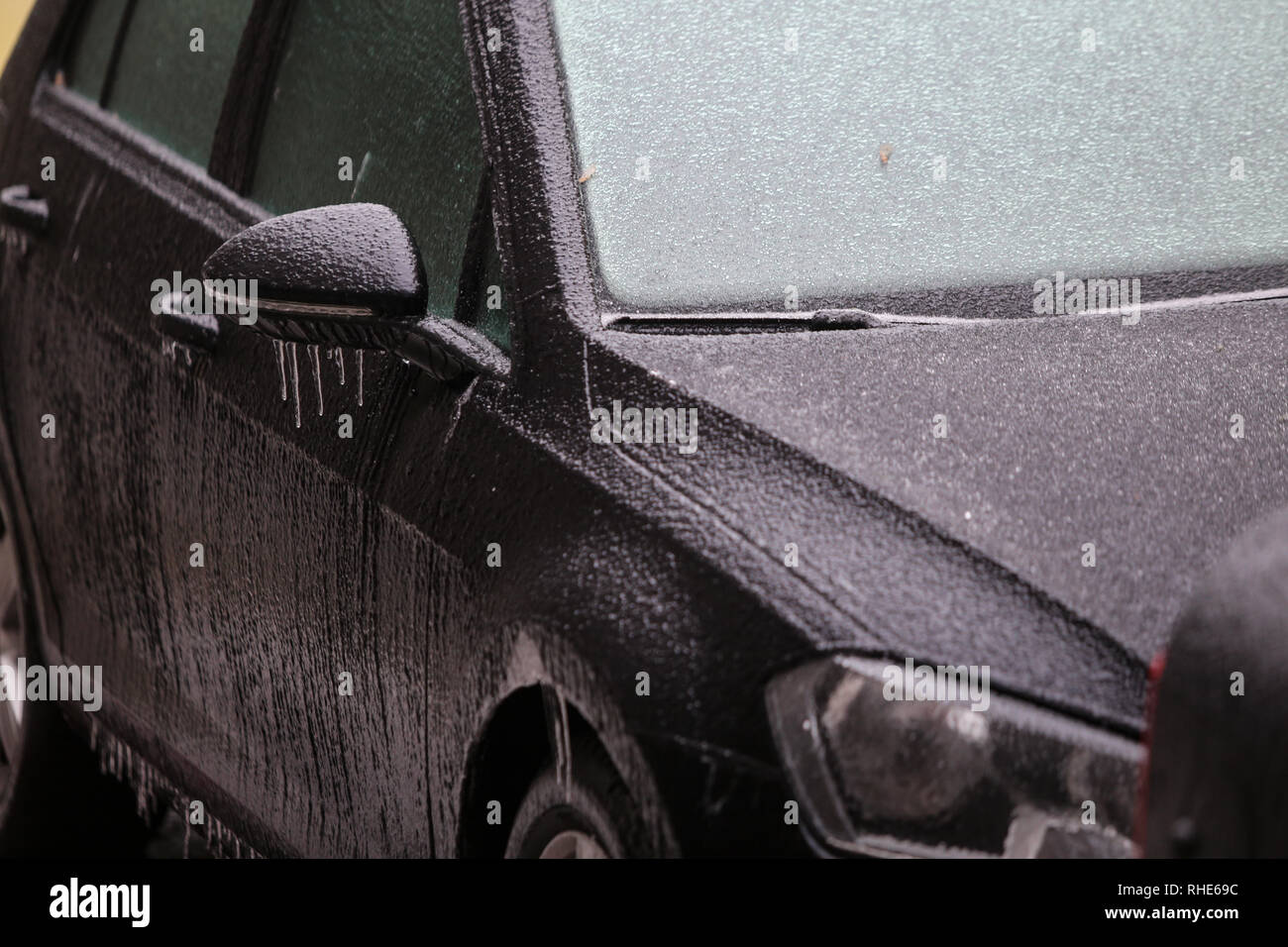 Auto gefrorene Windschutzscheibe und Scheibenwischer nach einem eisregen Phänomen Stockfoto