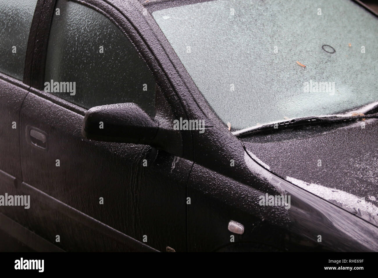 Auto gefrorene Windschutzscheibe und Scheibenwischer nach einem eisregen Phänomen Stockfoto