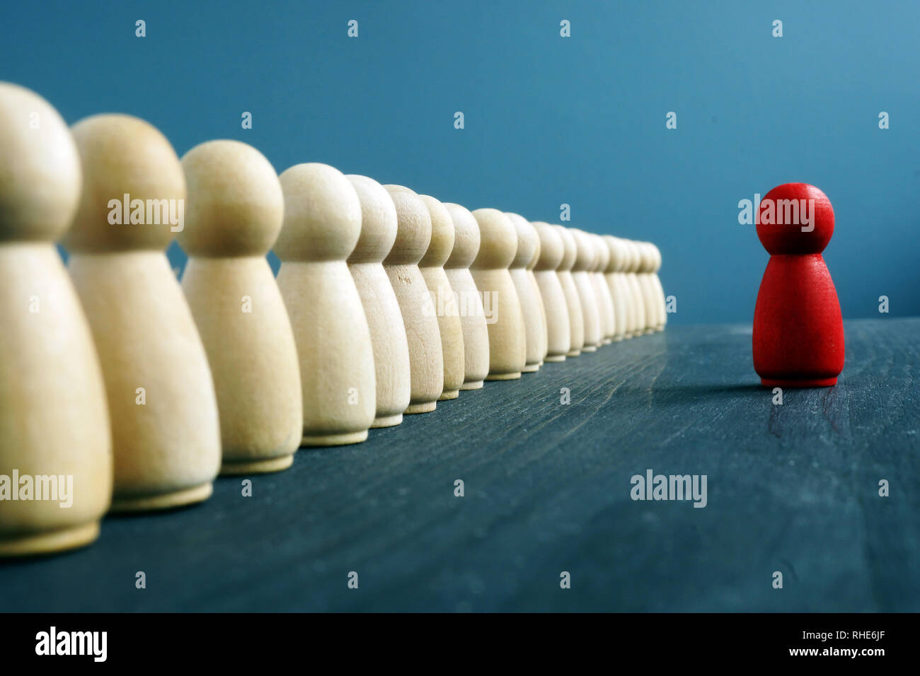 Leadership Training. Linie von Figuren und Red One gegenüber. Stockfoto