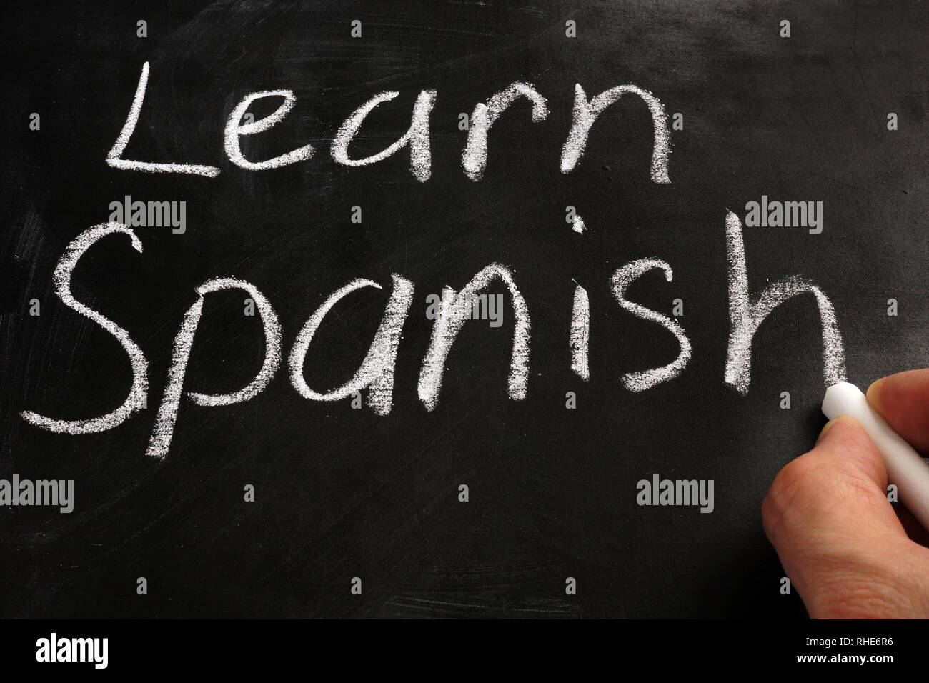 Spanisch lernen in handschriftlichen Zeichen auf einer Tafel. Stockfoto