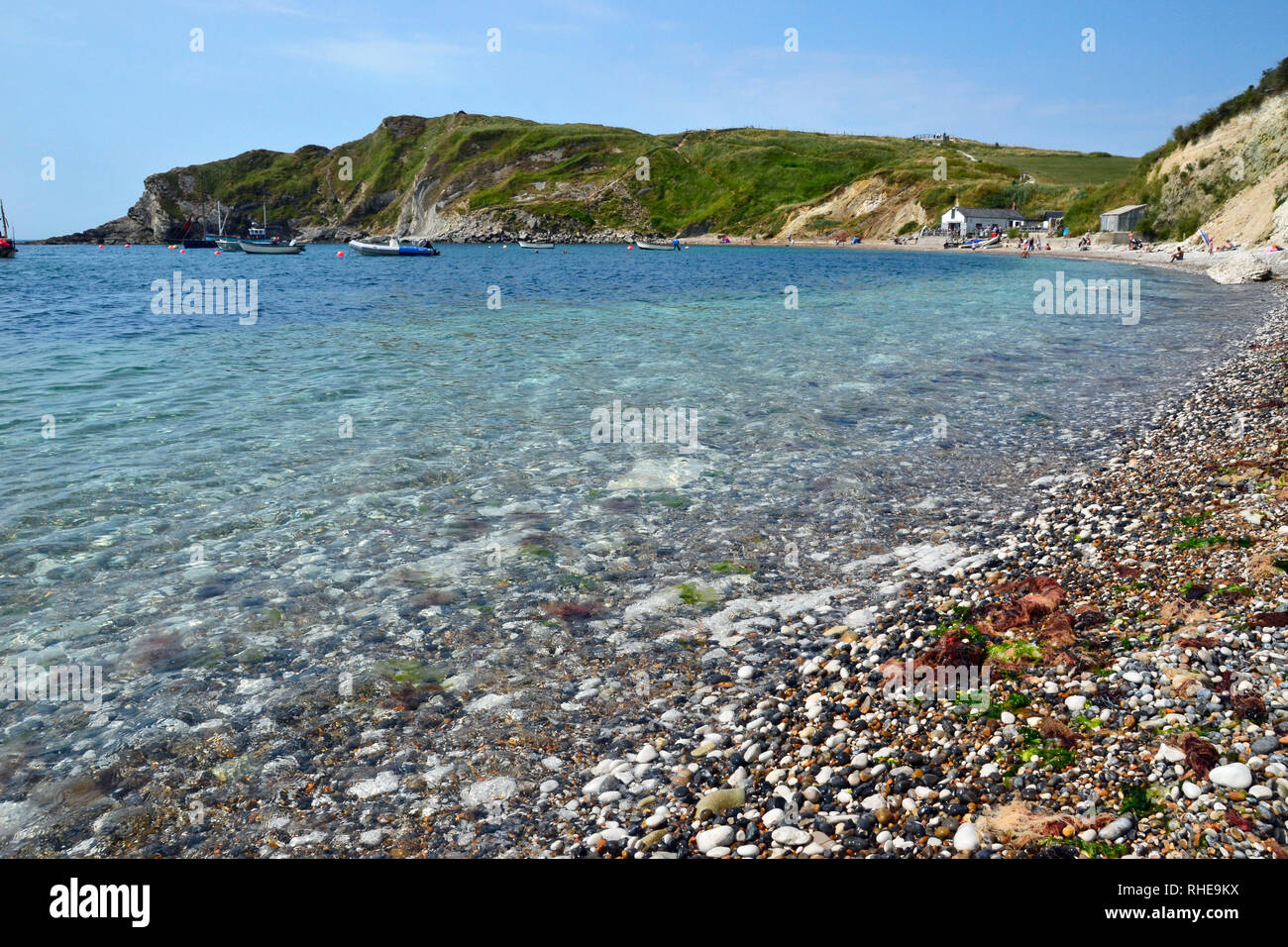 Der Kiesstrand in Lulworth Cove, Dorset, Großbritannien. Teil der Jurassic Coast. Stockfoto