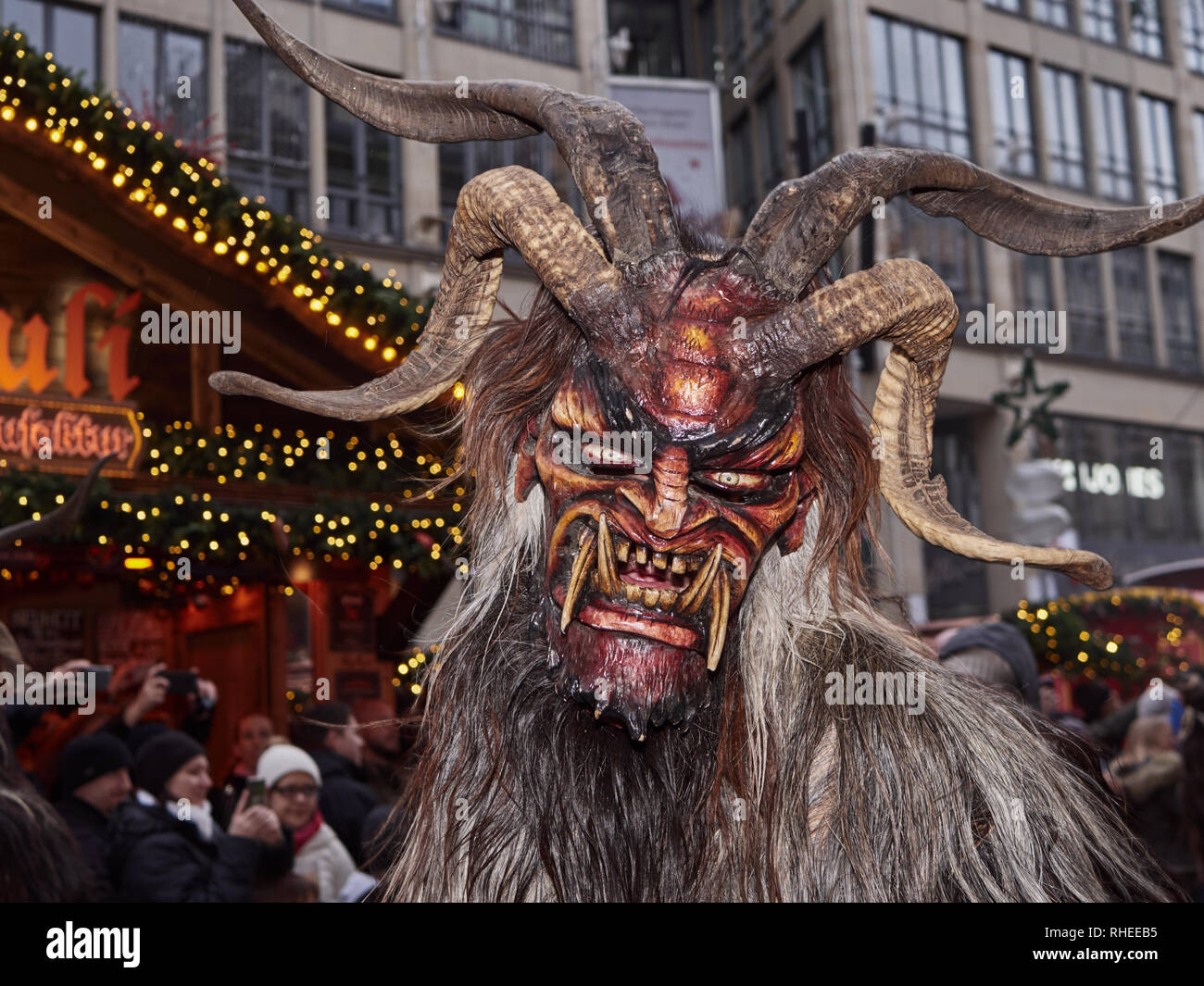 Dezember 2018 Krampus aus München. Dieser ein Teufel Masken aus Holz gemacht, Menschen und besonders Kinder, die von der Legende, die Sie essen, neigen, erschrecken. Stockfoto