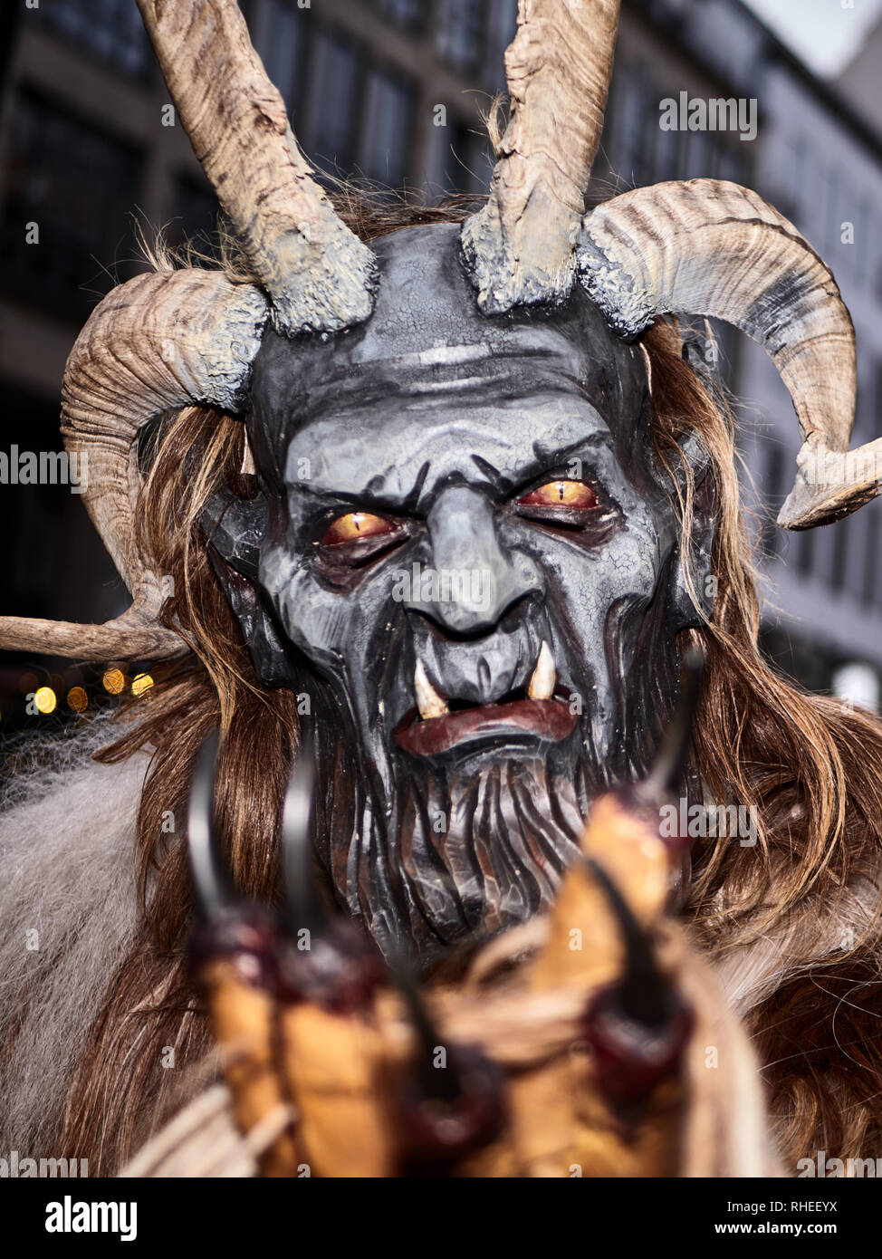Dezember 2018 Krampus aus München. Dieser ein Teufel Masken aus Holz  gemacht, Menschen und besonders Kinder, die von der Legende, die Sie essen,  neigen, erschrecken Stockfotografie - Alamy