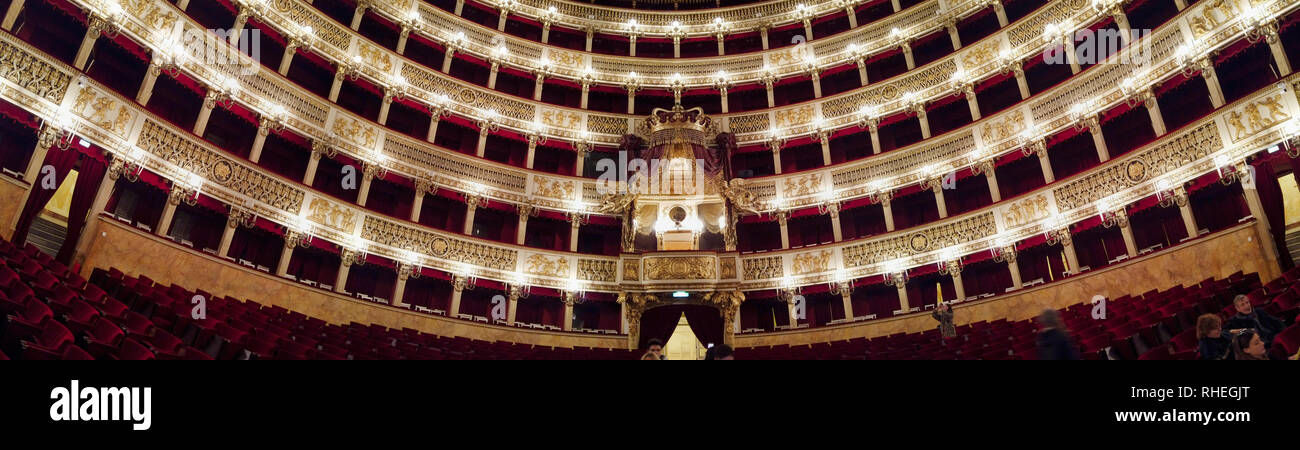 Die Real Teatro di San Carlo (Königliches Theater von Saint Charles), seinen ursprünglichen Namen unter den Bourbon Monarchie, sondern heute als einfach das Teatro di Sa Stockfoto