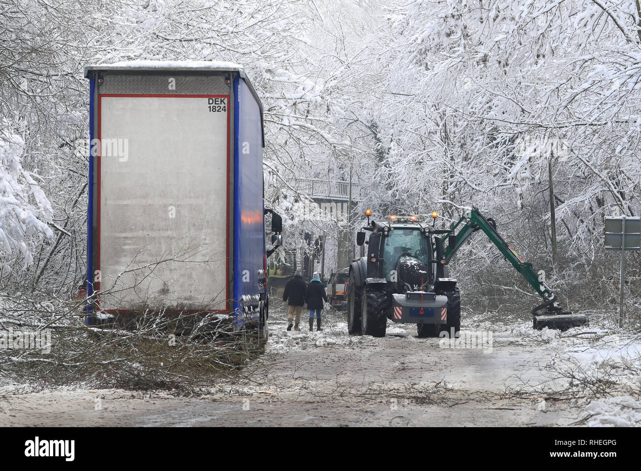 Ein Lkw steht als Arbeiter klar Bäume, die durch das Gewicht der Schnee, von Walderslade Woods Road, in Walderslade, Kent, von der erwartet wird, dass sie das ganze Wochenende geschlossen werden aufgegeben. Autofahrer wurden für eine zweite Nacht gestrandet als schweren Schnee bedeckten Straßen und Das winterliche Wetter Verkehr zum Stillstand gebracht. Stockfoto