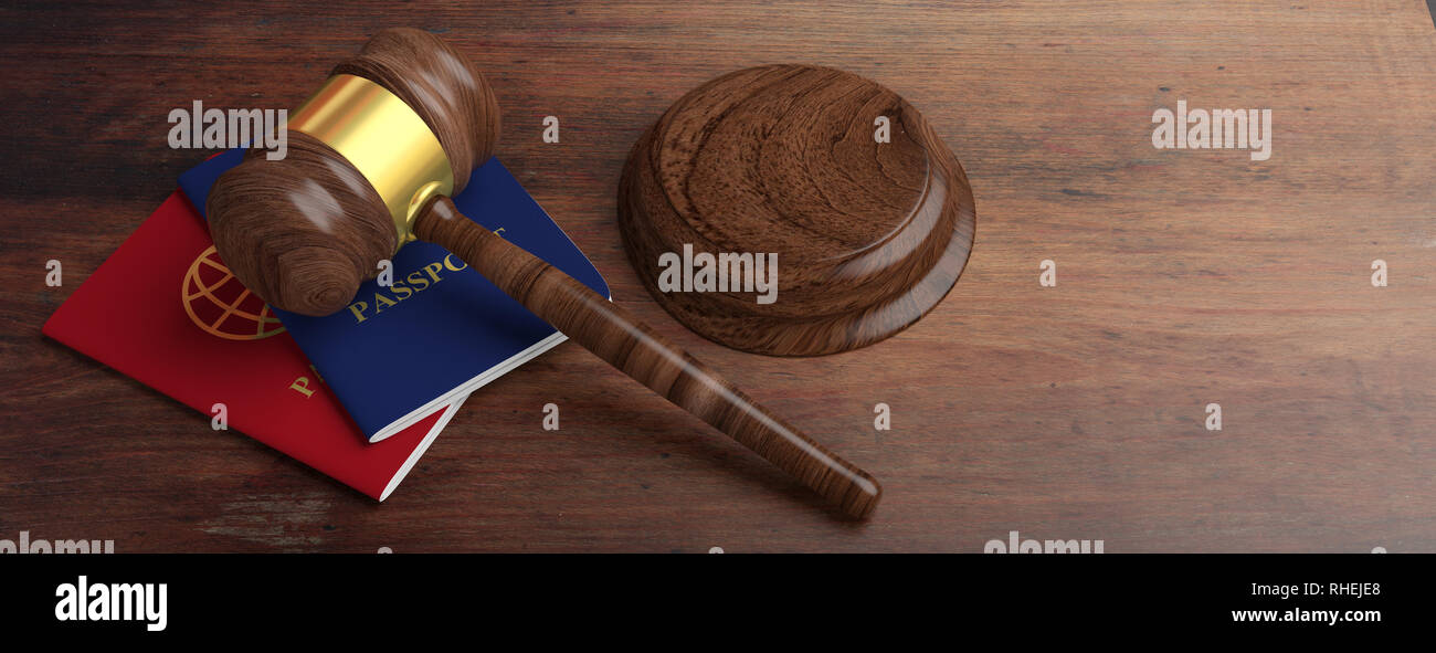Zuwanderungsgesetz. Zwei Pässe und ein Richter Hammer auf hölzernen Schreibtisch Hintergrund, Banner, kopieren. 3D-Darstellung Stockfoto