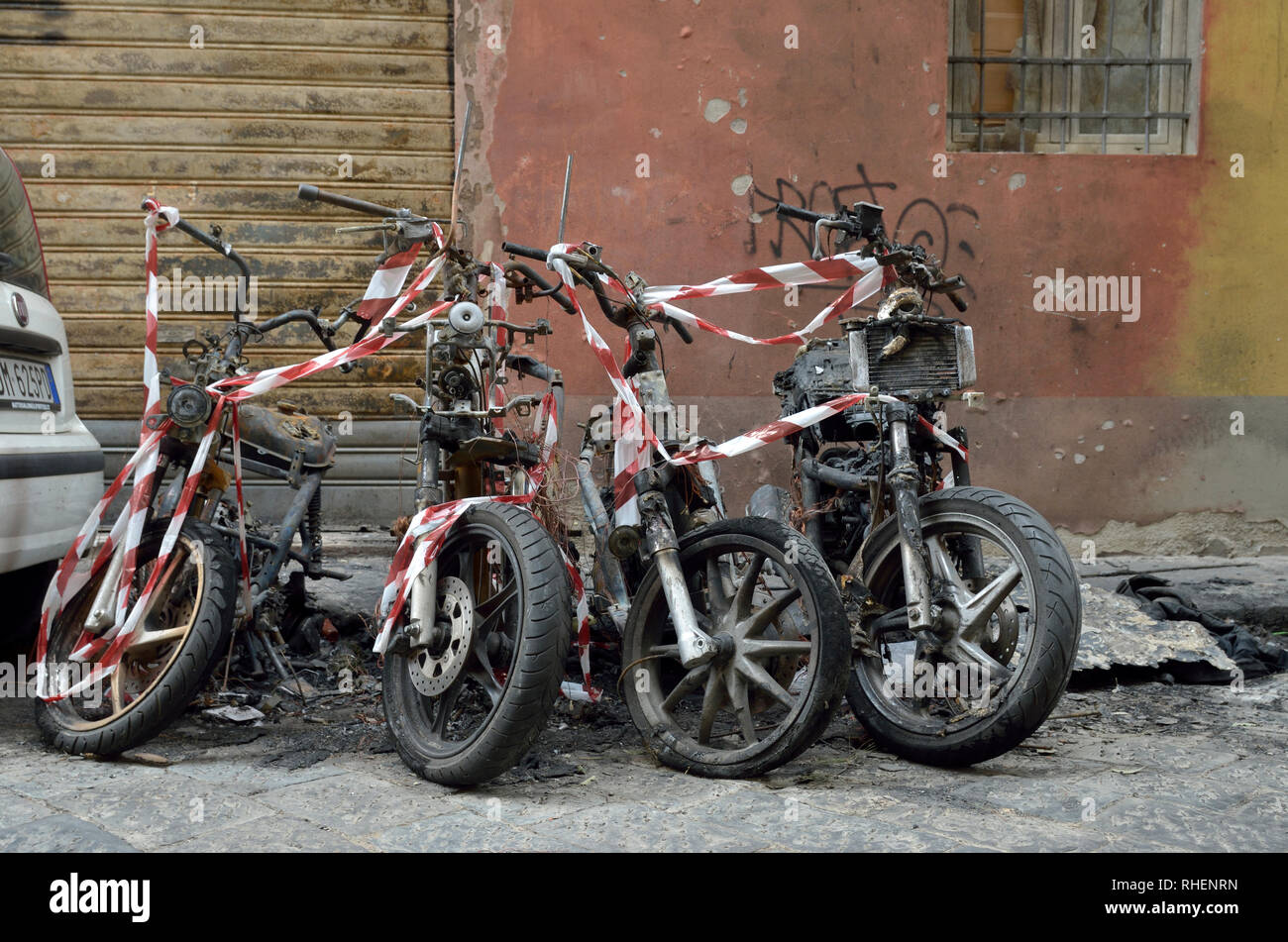 Verbrannte Motorroller in der Straße von Florenz, Italien Stockfoto