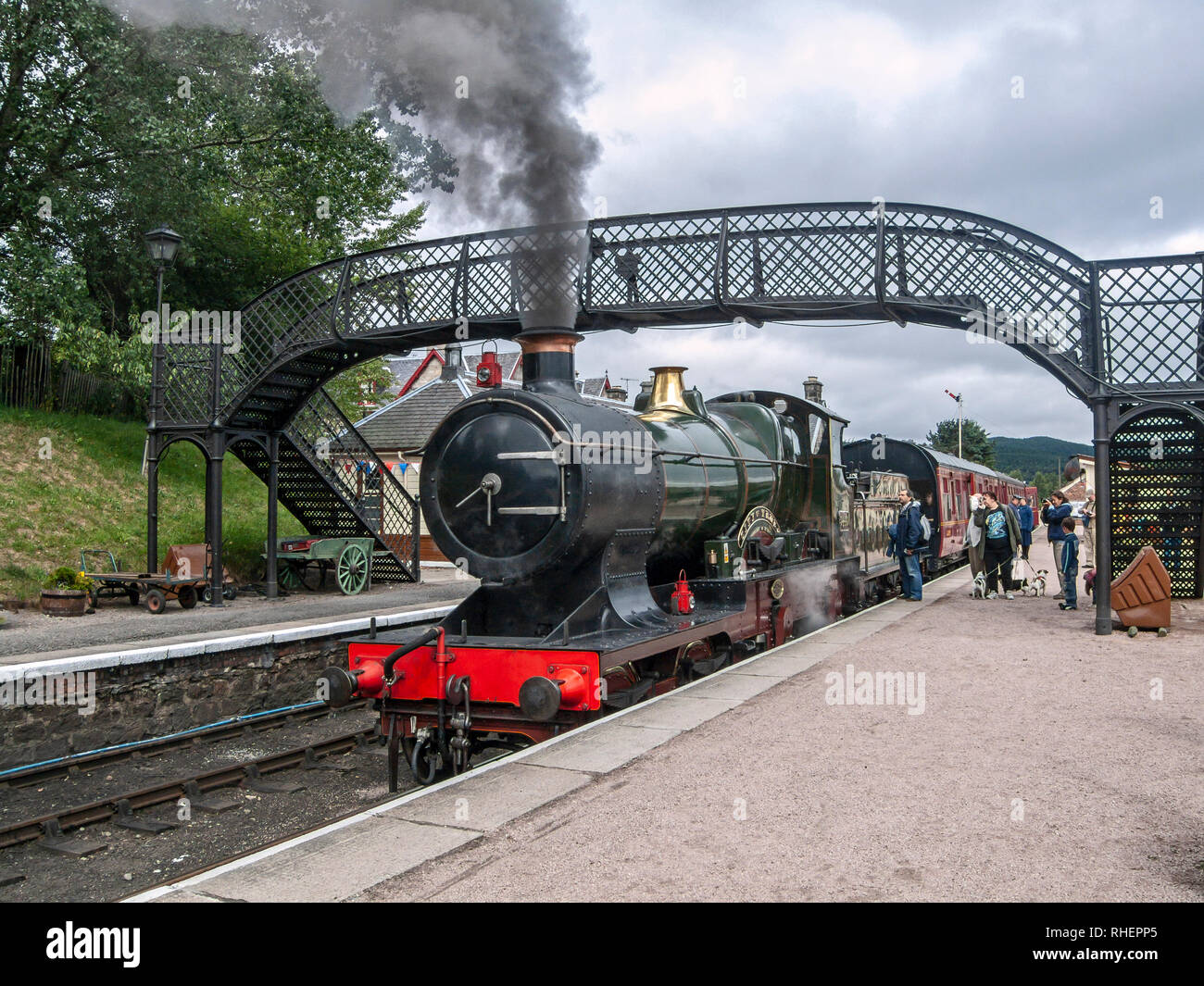Great Western Dampfmaschine 3440 Stadt Truro ziehen einen Zug bei Boot von Garten Bahnhof in Highland Schottland Großbritannien anreisen Stockfoto