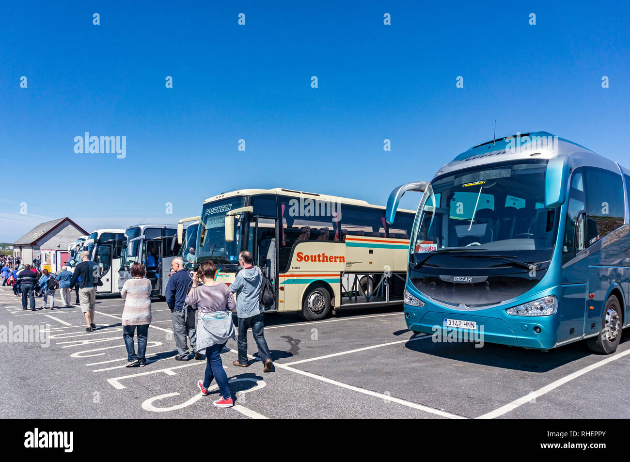 Kraftomnibusse mit Fahrgästen für Iona am Hafen in Fionnphort Mull Argyll & Bute Schottland Großbritannien geparkt Stockfoto