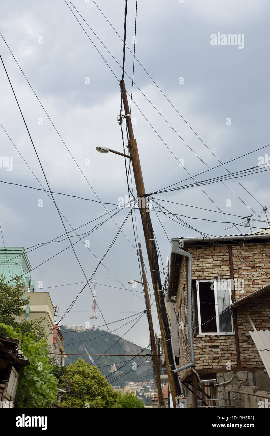 Schiefe Mast in Tiflis, Georgien Stockfoto