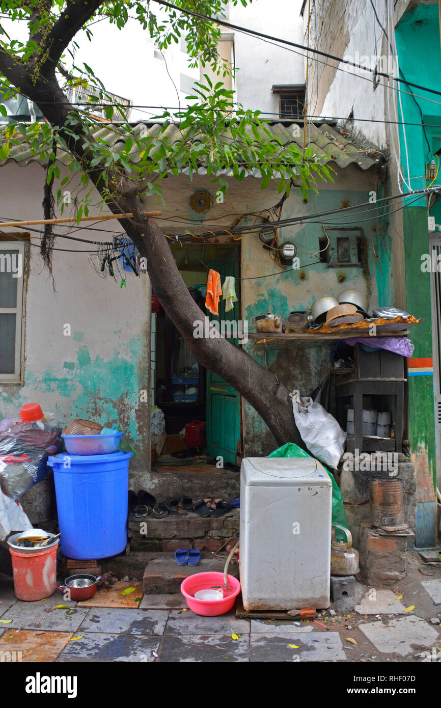 Ein Kleines Haus In Einer Gasse In Der Altstadt Von Hanoi Vietnam Stockfotografie Alamy