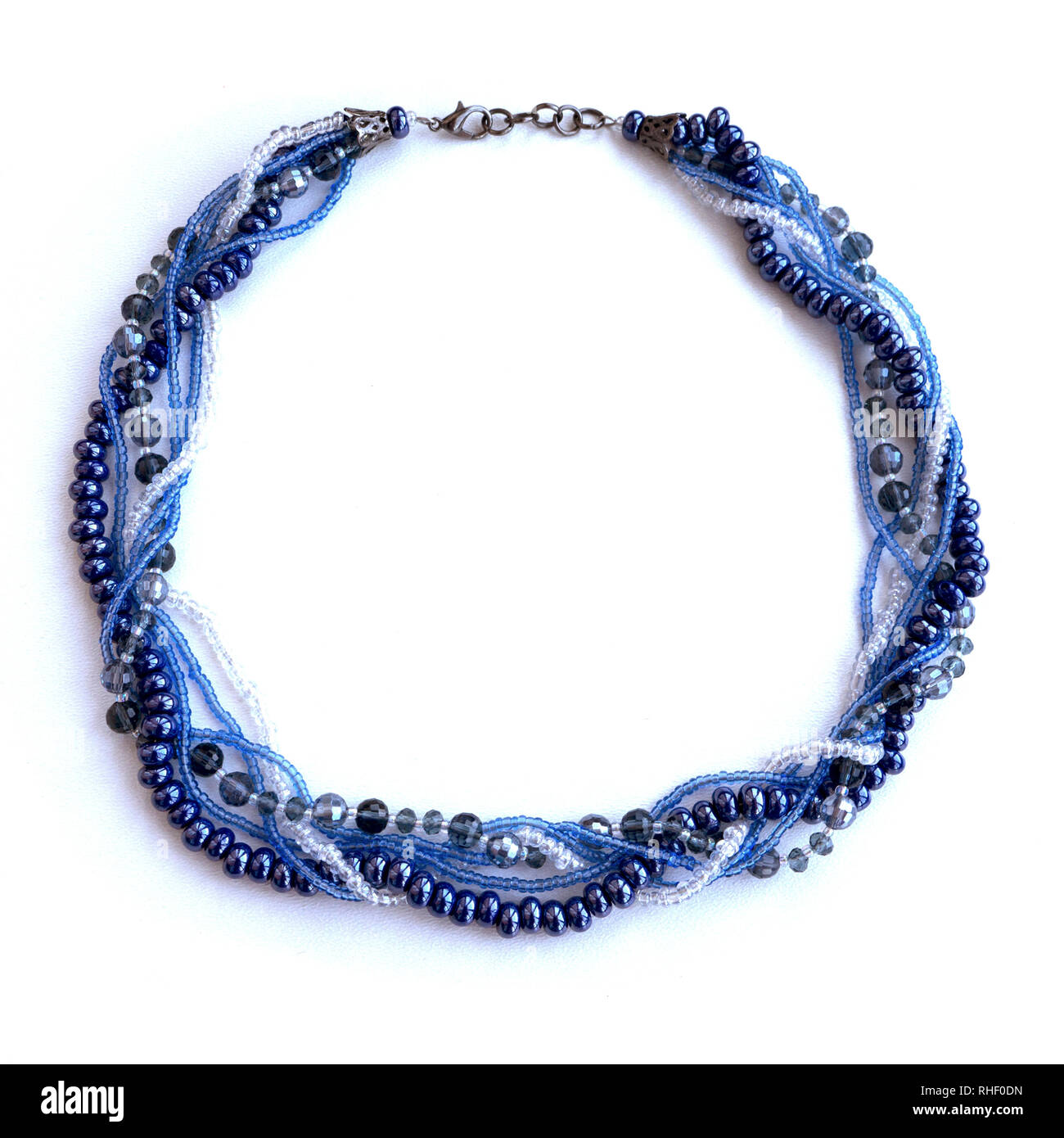 Zervikale handgemachten Schmuck in Blautönen aus Perlen. Stockfoto