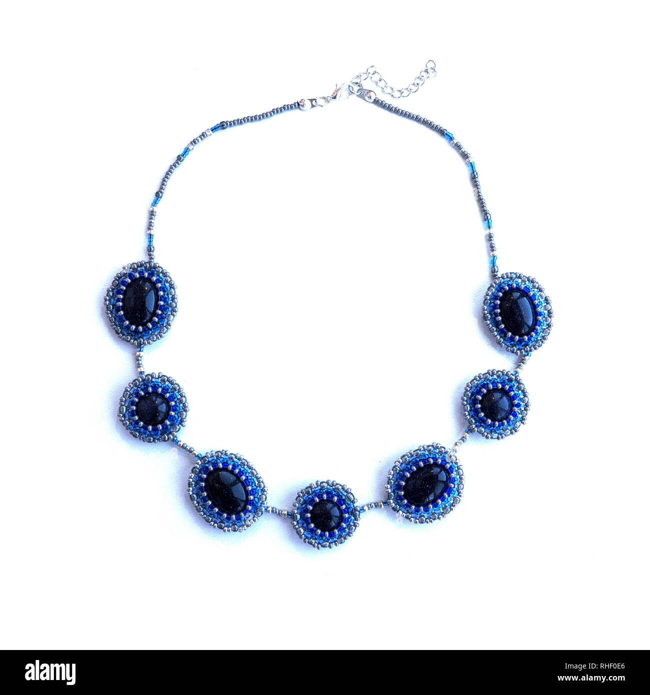 Handmade elegante blaue Halskette aus natürlichen Steinen, Perlen. Stockfoto