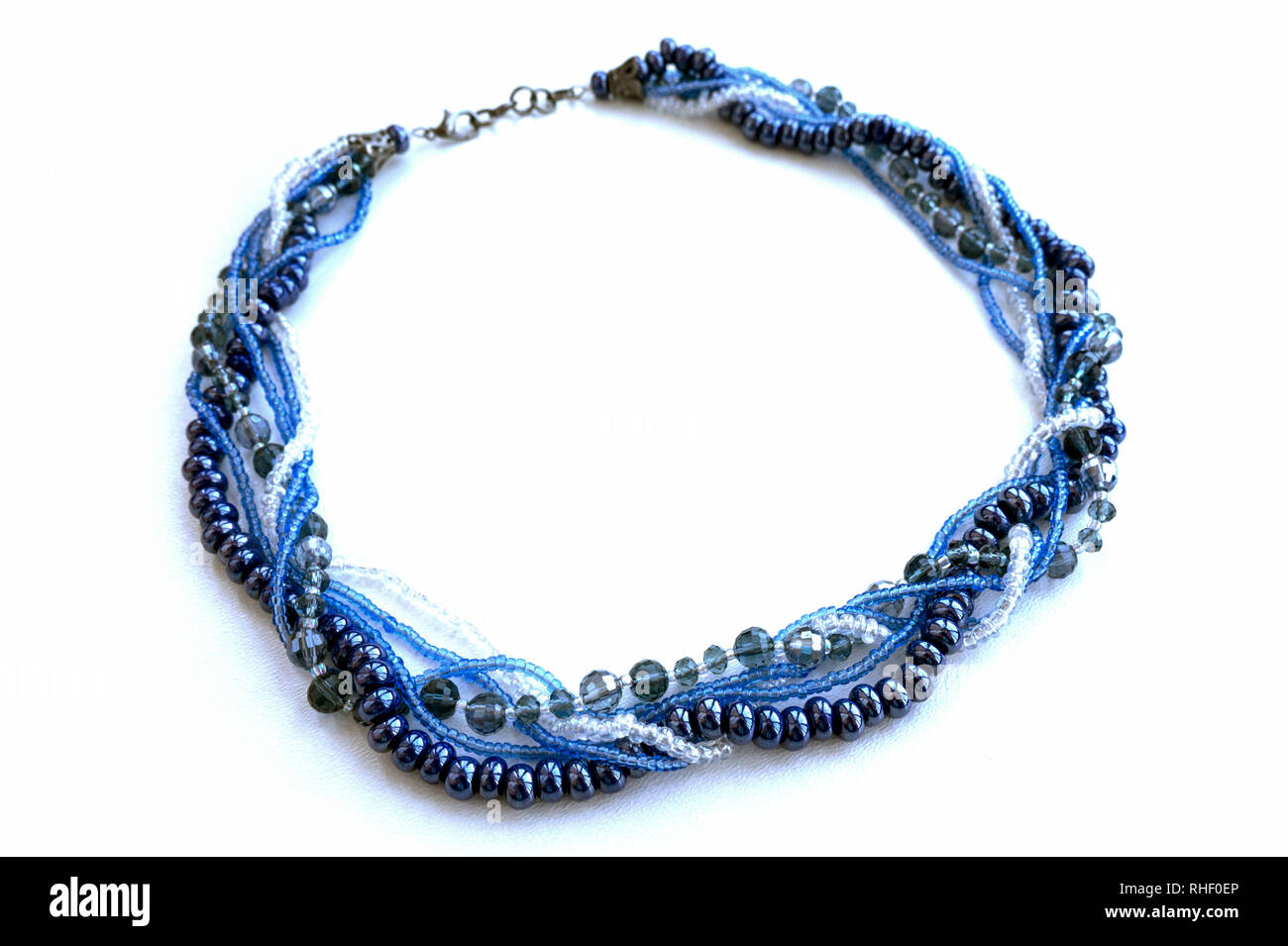 Zervikale handgemachten Schmuck in Blautönen aus Perlen. Stockfoto