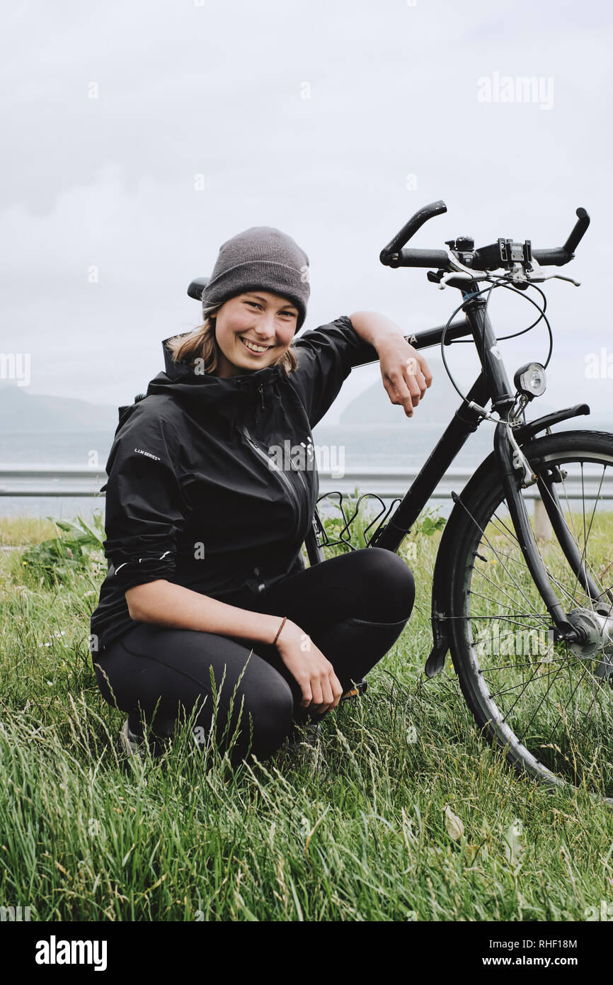 Porträt einer jungen Frau bikepacker Radfahrer mit ihrem Zelt und Fahrrad auf den Färöern touring. Stockfoto