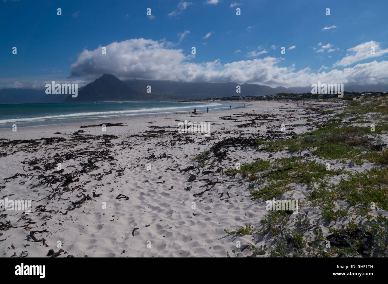Weißen Sandstrand und das blaue Himmel am Strand von Noordhoek, Kapstadt, Südafrika. Stockfoto