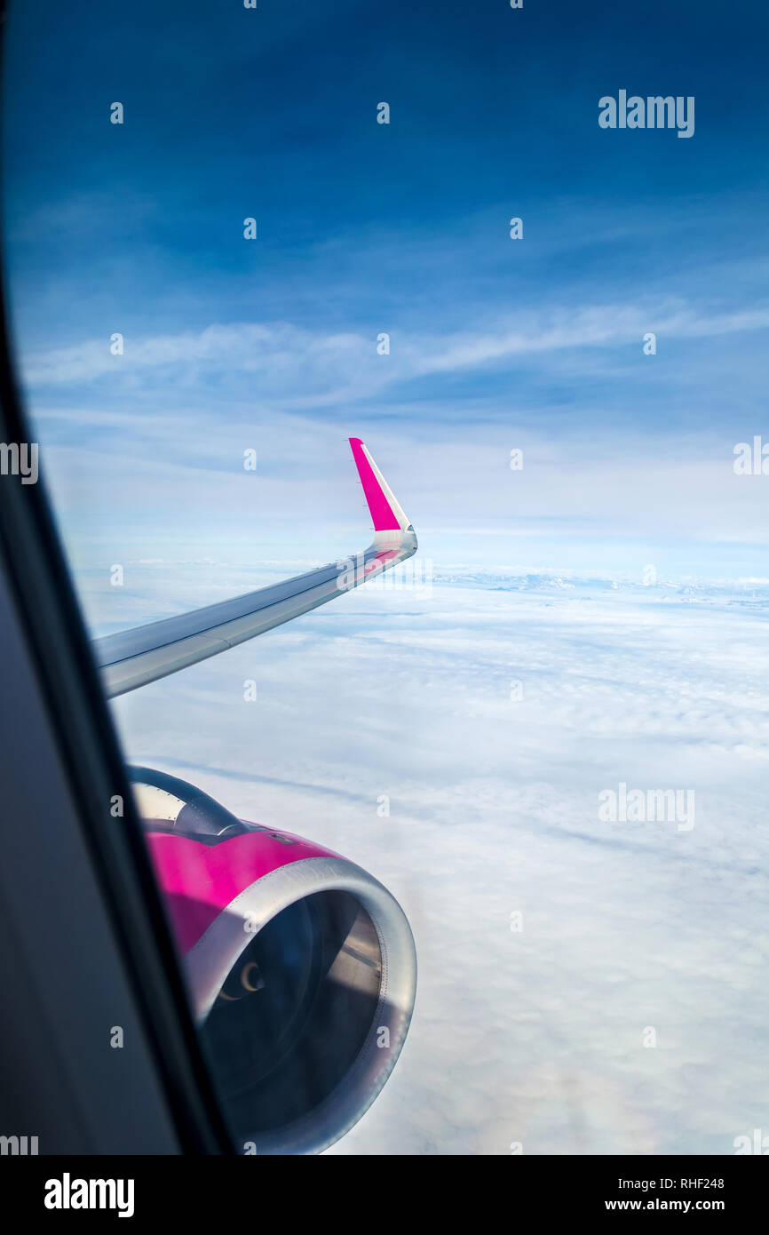 Himmel von einer Ebene. Blick aus dem Fenster eines Flugzeuges. Flügel des Flugzeug über den Wolken. Stockfoto