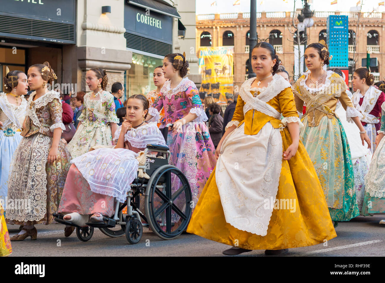 Fallas Feier, Frau und Mädchen Kleider traditionell, Prozession. Fallera auf einem Rollstuhl. Stockfoto