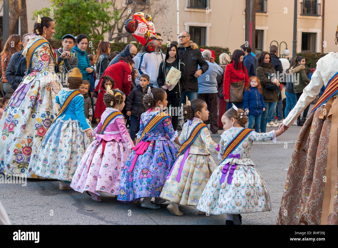 Valencia, Spanien, 16. März 2018. Festival der Fallas in Valencia. Festzug im Zentrum der Stadt. Jugendlich Falleras von Valencia. Stockfoto