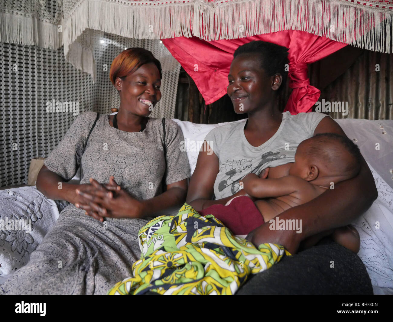 Kenia - Foto von Sean Sprague Besuchen 'Maria' HIV+ und ihr Baby, das HIV ist -. Der Community Based Health Worker, der Besuch ist Beatrice Omollo (links). Stockfoto