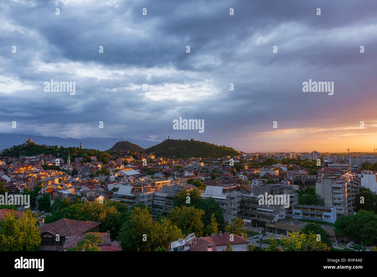 Panoramablick von einem der Hügel in Plovdiv Stadt bei Sonnenuntergang, Bulgarien Stockfoto