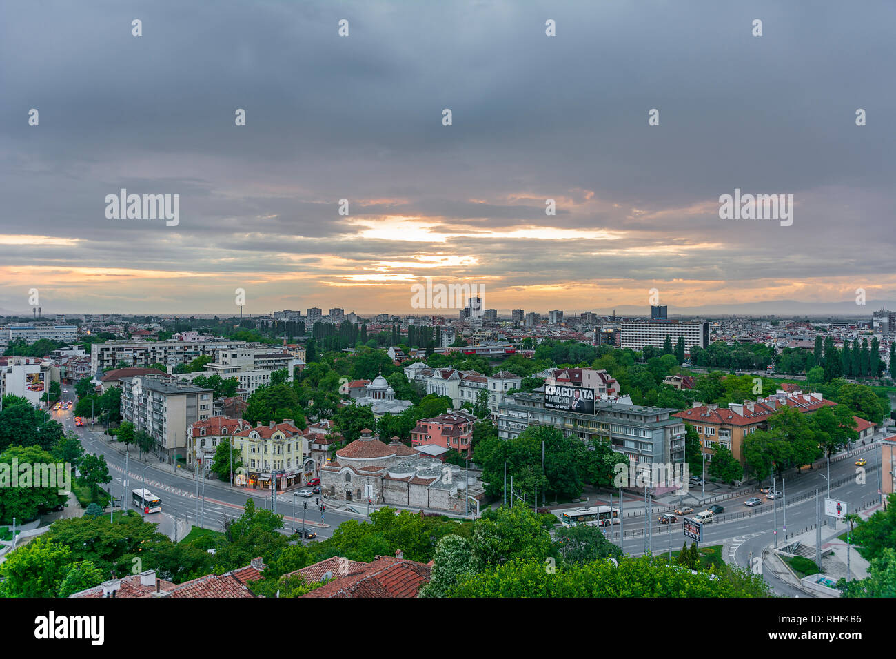 Panoramablick von einem der Hügel in Plovdiv Stadt bei Sonnenuntergang, Bulgarien Stockfoto