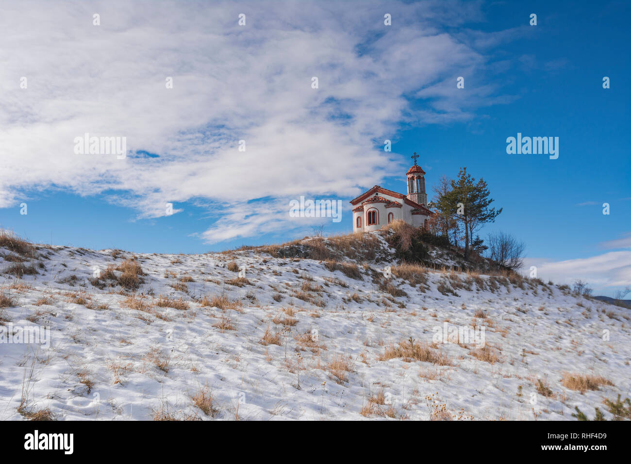Kapelle im Winter Rhodope Berg in Bulgarien Stockfoto
