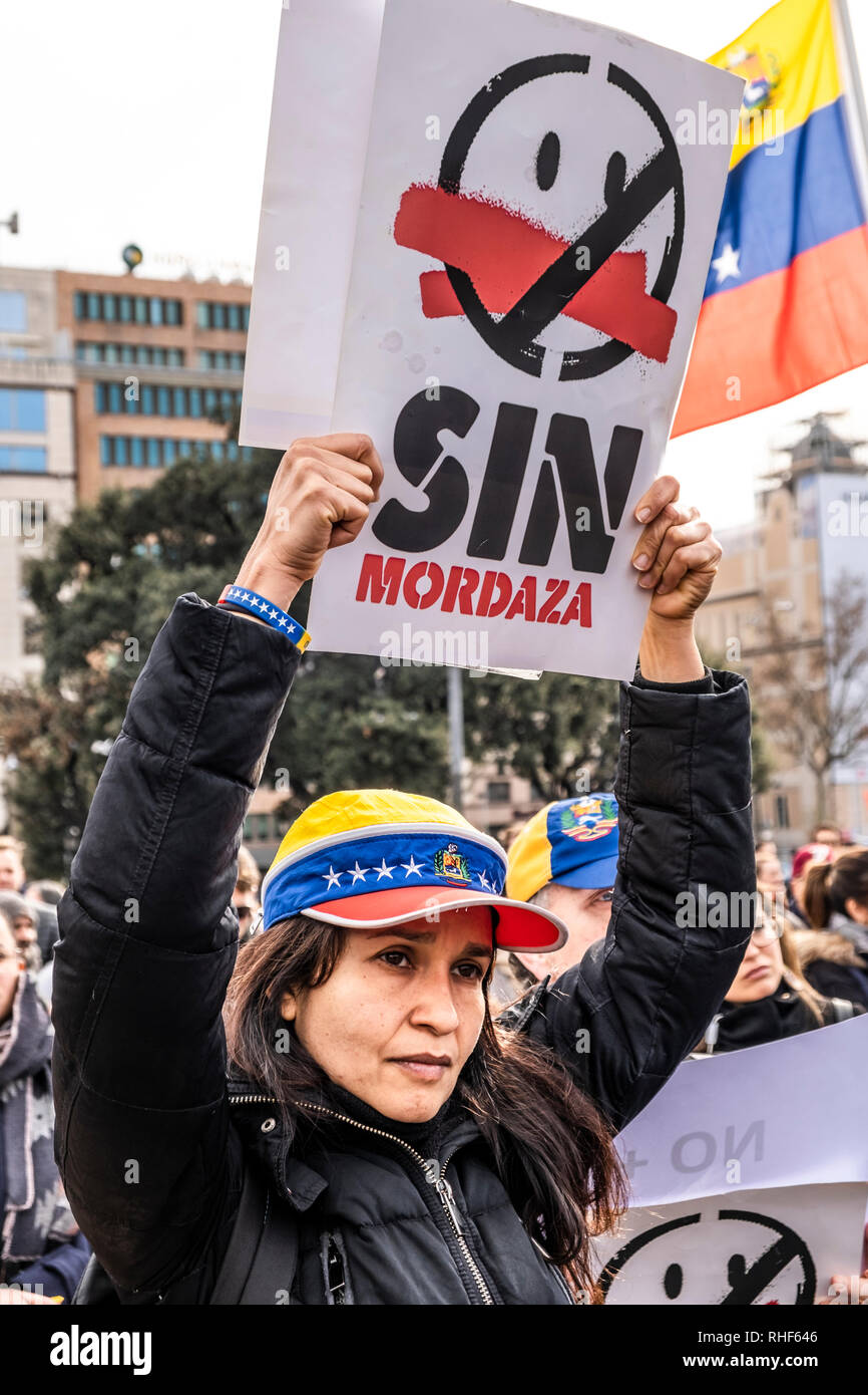 Eine Demonstrantin gesehen wird, halten Sie eine Plakette, die die Freiheit der Meinungsäußerung ohne ein Gag während des Protestes. Mitglieder der Venezolanischen Gemeinschaft in Barcelona, die Interim Präsident Juan Guaidó haben sich für freie Wahlen in Venezuela zu bitten. Stockfoto