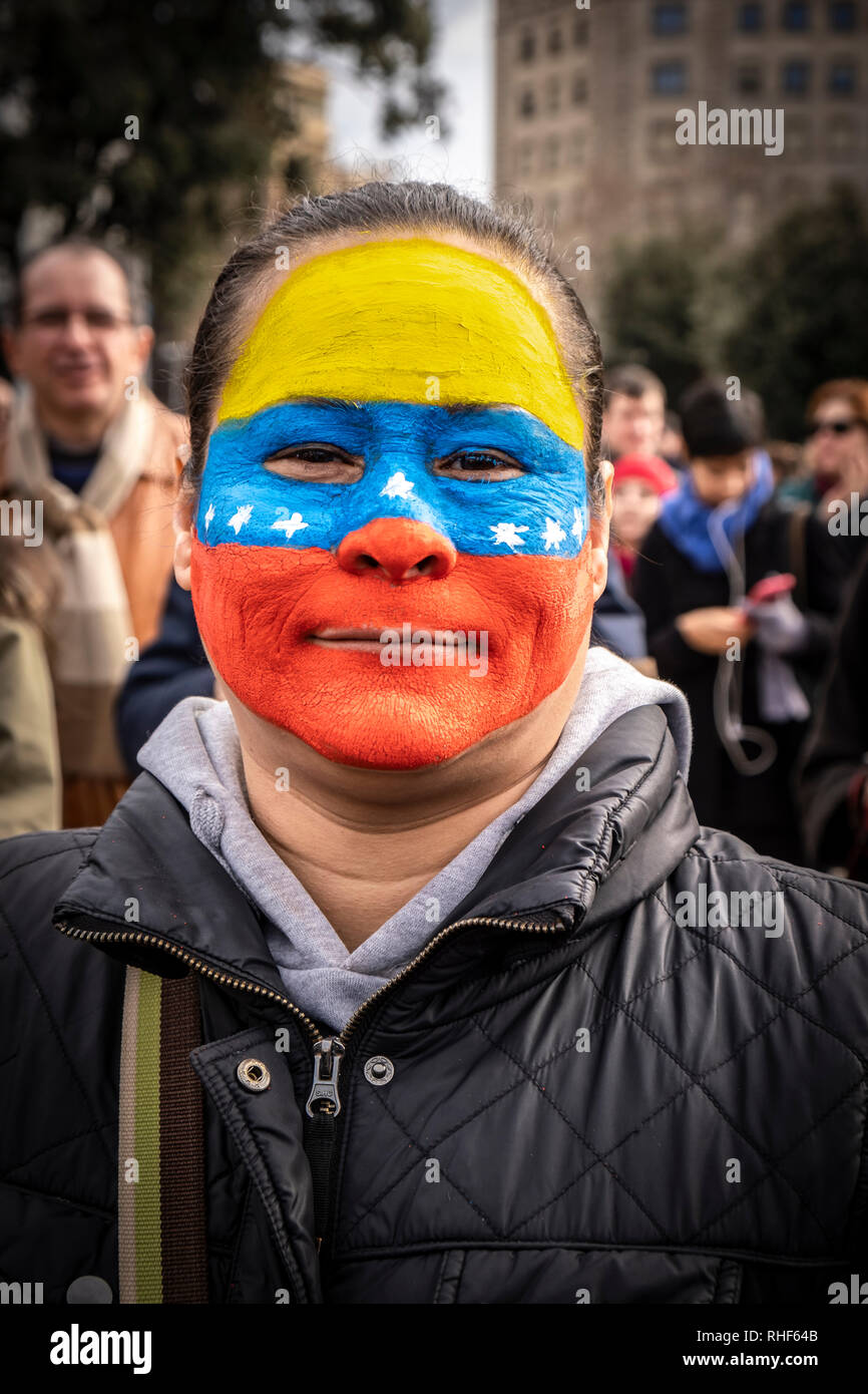 Eine Frau mit einem Venezuela Flagge auf Ihrem Gesicht gemalt wird während des Protestes gesehen. Mitglieder der Venezolanischen Gemeinschaft in Barcelona, die Interim Präsident Juan Guaidó haben sich für freie Wahlen in Venezuela zu bitten. Stockfoto