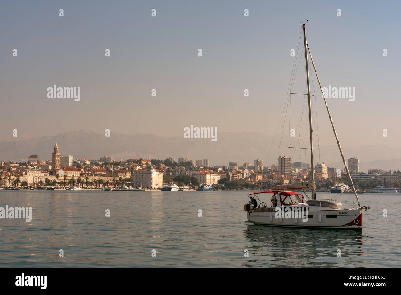 Ein Segelboot verlässt den Hafen von Split, Kroatien Stockfoto