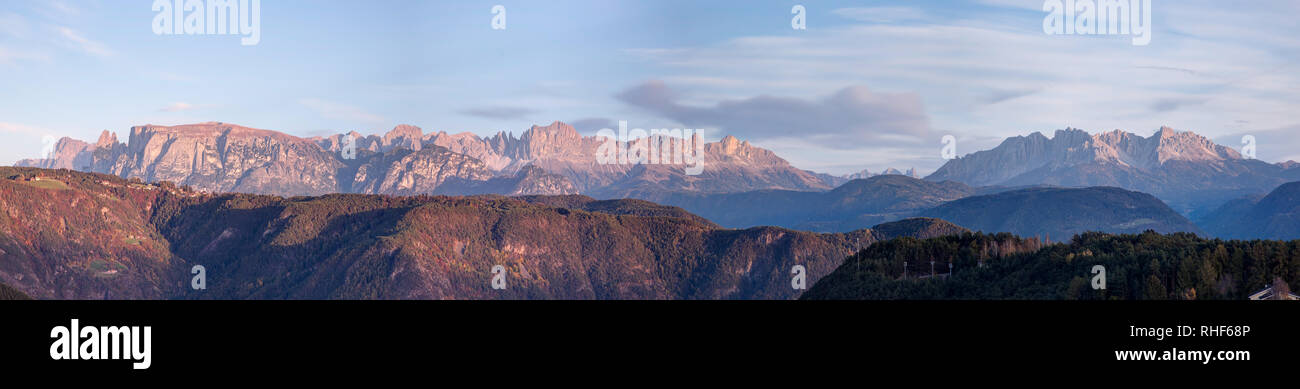 Blick auf Schlern, Rosengarten und Latemar von Genesien, Alto Adige, Italien gesehen. Stockfoto