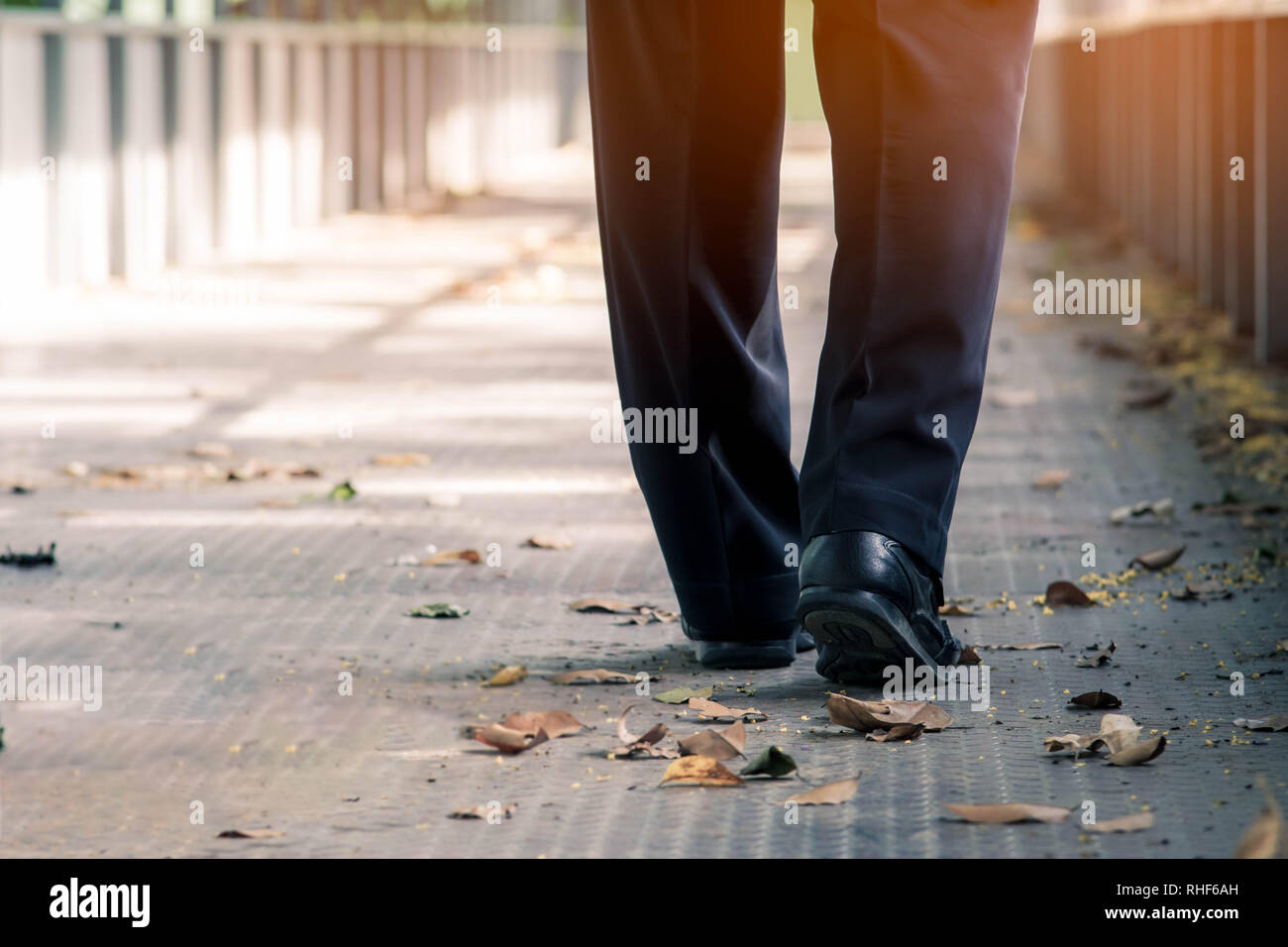 In der Nähe der Rückseite Geschäftsmann elegante Schuhe Wandern Stockfoto
