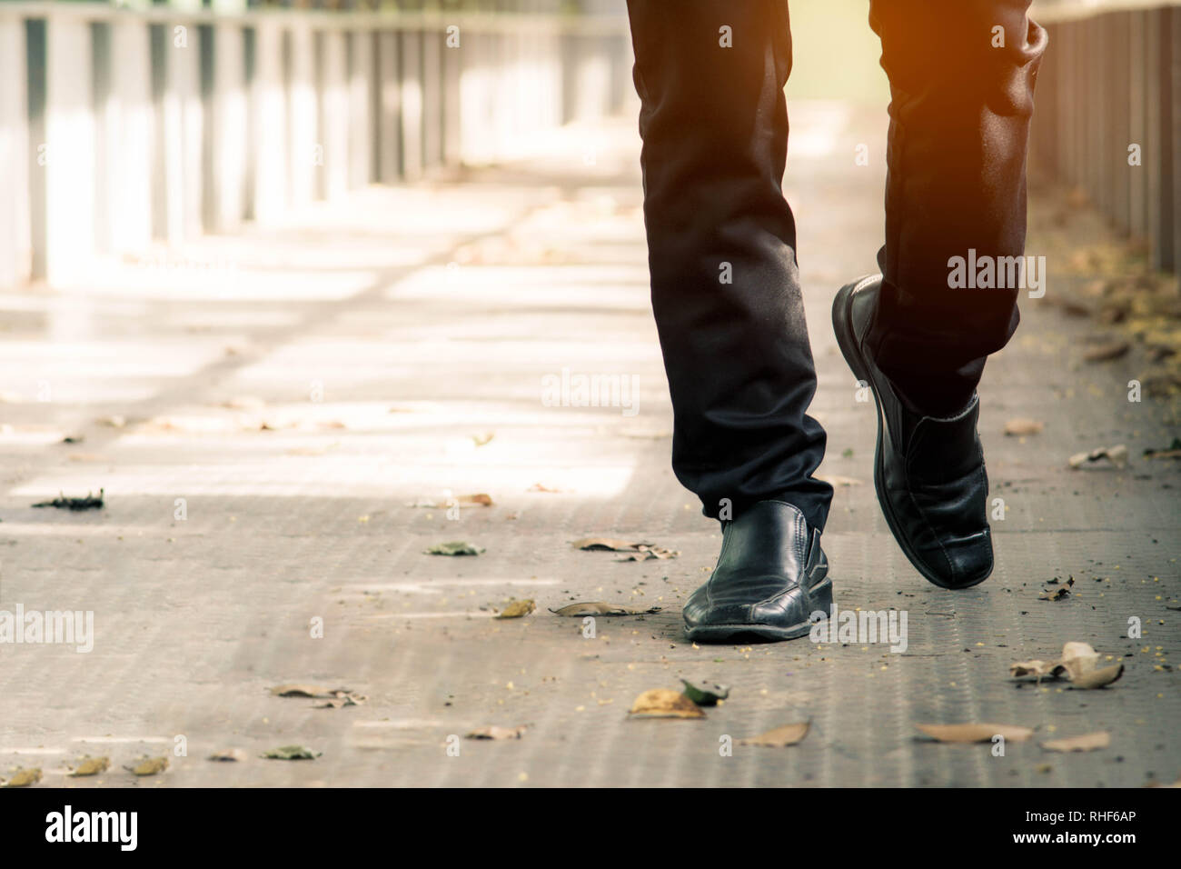 Nahaufnahme der Vorderansicht Geschäftsmann elegante Schuhe Wandern Stockfoto