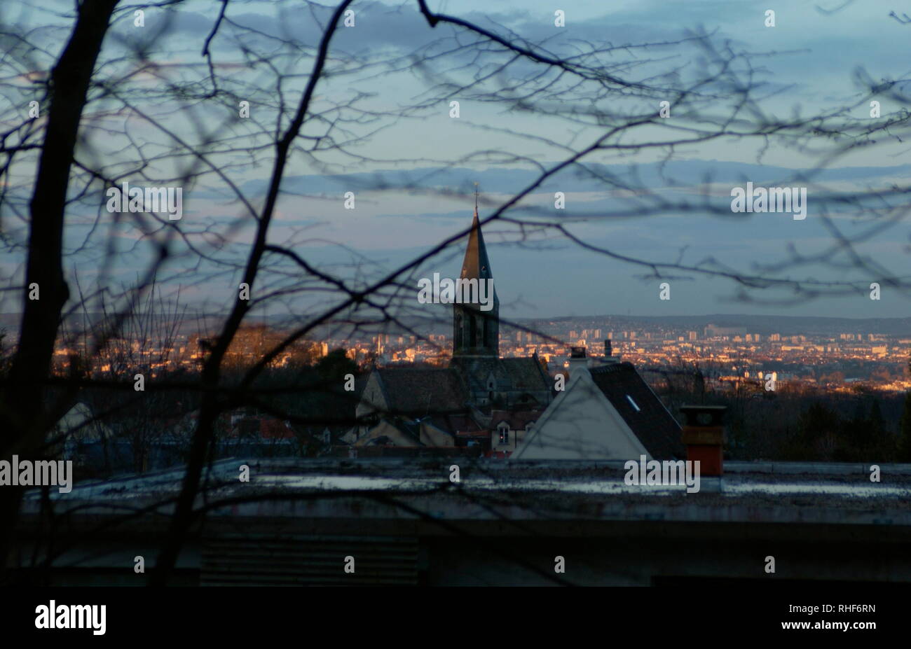 AJAXNETPHOTO. 2006. LOUVECIENNES, Frankreich. - Dorfzentrum - BLICK NACH NORDEN VON NORDEN NACH WESTEN RICHTUNG DAS DORF KIRCHE - EGLISE SAINT-MARTIN-und CROISSY-SUR-SEINE UND LE VESINET DURCH BELEUCHTET DIE UNTERGEHENDE SONNE, IN DER NÄHE DER RUE MARECHAL JOFFRE DARÜBER HINAUS. Eine Szene gesehen, die von 19. Jahrhundert impressionistische Künstler, die in der gelebten und besuchte die Gegend. Foto: Jonathan Eastland/AJAX REF: D 62903 776 Stockfoto