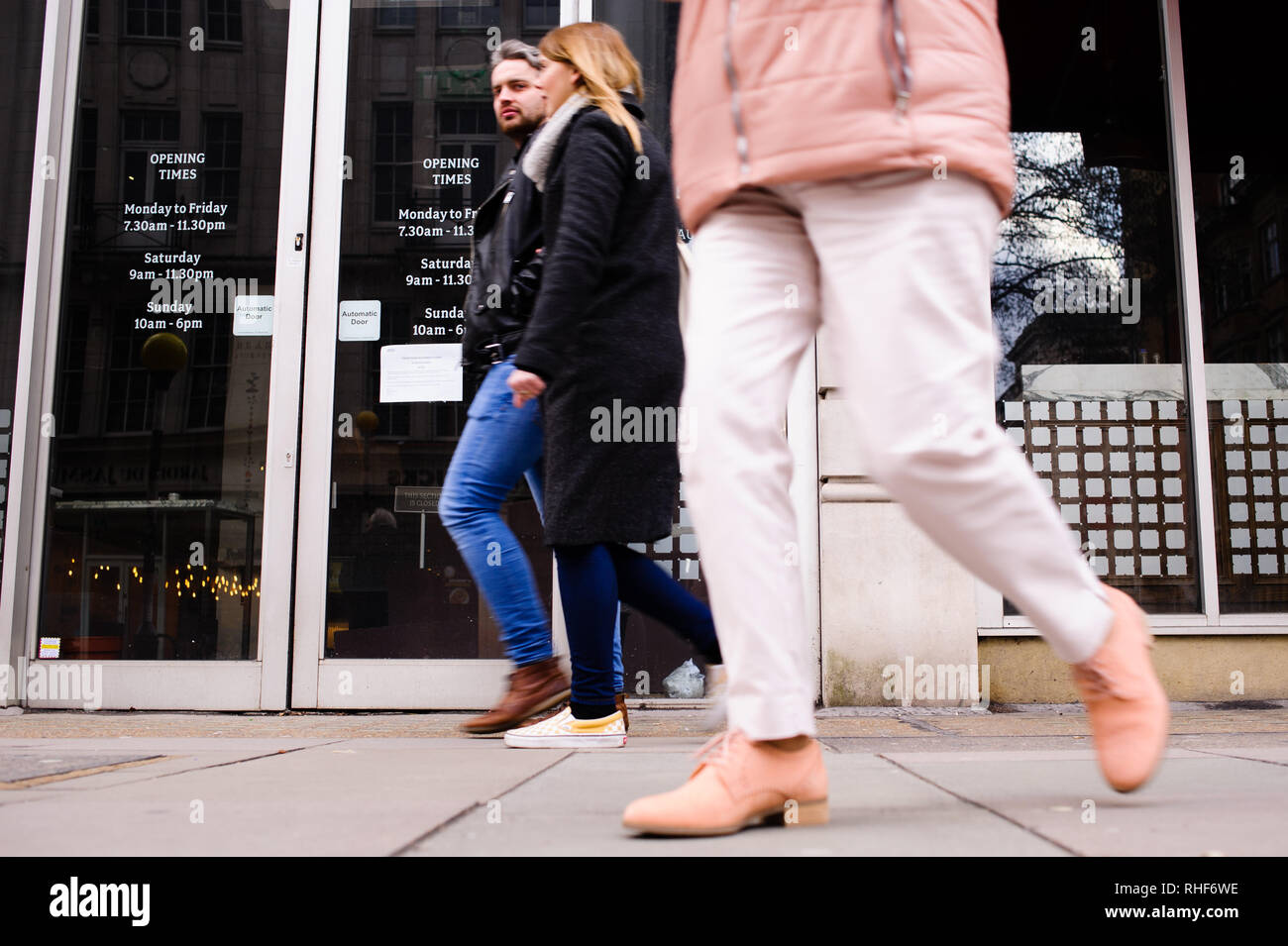 Fußgänger vorbei an einem geschlossenen Restaurant an der Great Portland Street in Central London. Immobilien Beratung der Altus Gruppe warnte im vergangenen Monat, dass es mehr als 23.000 Geschäfte in Großbritannien im Jahr 2019 zu schließen, was ein noch schlechteres Jahr für Großbritannien kämpfen hohe Straßen als 2018. Letztes Jahr war eine Krise für die britischen Einzelhändler, durch die Zurückhaltung der Konsumenten, steigende Preise und die Herausforderung der online Riesen wie Amazon und niedrigere Preise anbieten und die Kundenfrequenz. Stockfoto