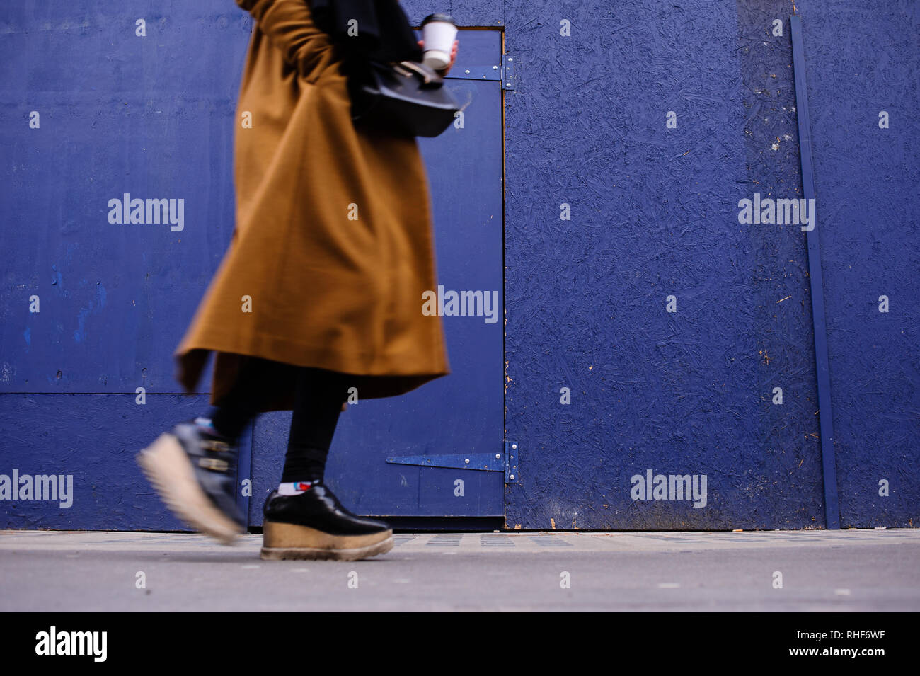 Eine Frau geht eine Zugenagelten Shop auf der Great Portland Street in Central London. Immobilien Beratung der Altus Gruppe warnte im vergangenen Monat, dass es mehr als 23.000 Geschäfte in Großbritannien im Jahr 2019 zu schließen, was ein noch schlechteres Jahr für Großbritannien kämpfen hohe Straßen als 2018. Letztes Jahr war eine Krise für die britischen Einzelhändler, durch die Zurückhaltung der Konsumenten, steigende Preise und die Herausforderung der online Riesen wie Amazon und niedrigere Preise anbieten und die Kundenfrequenz. Stockfoto